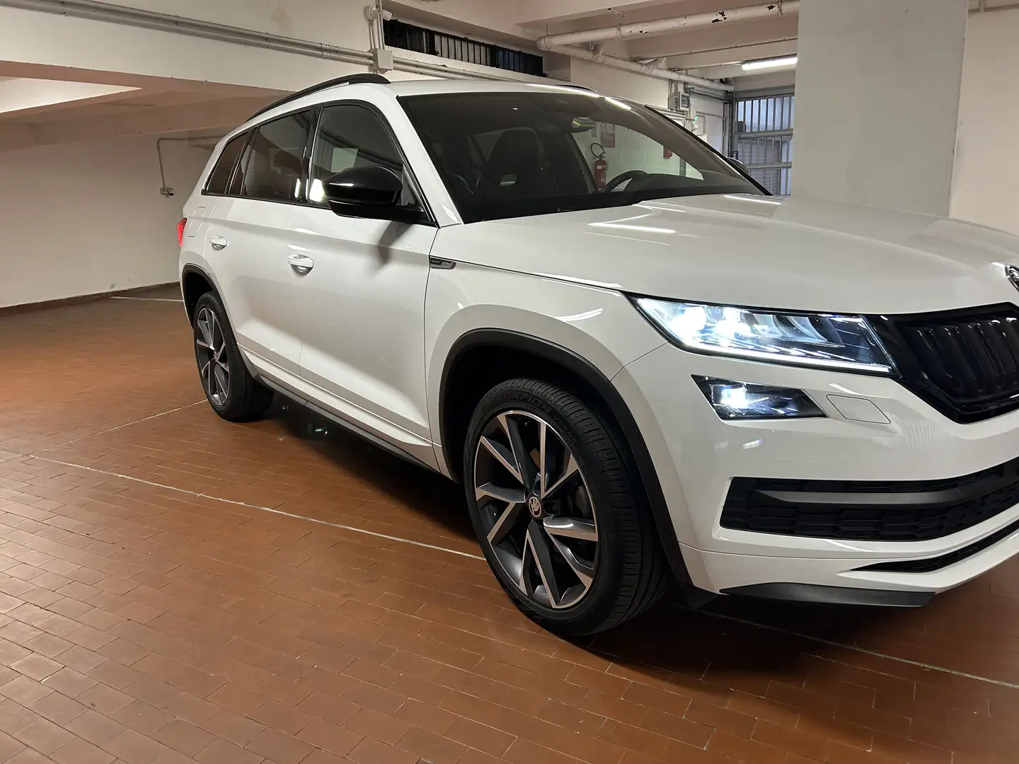 Skoda Kodiaq 2.0 tdi Sportline dsg Blanc - 2