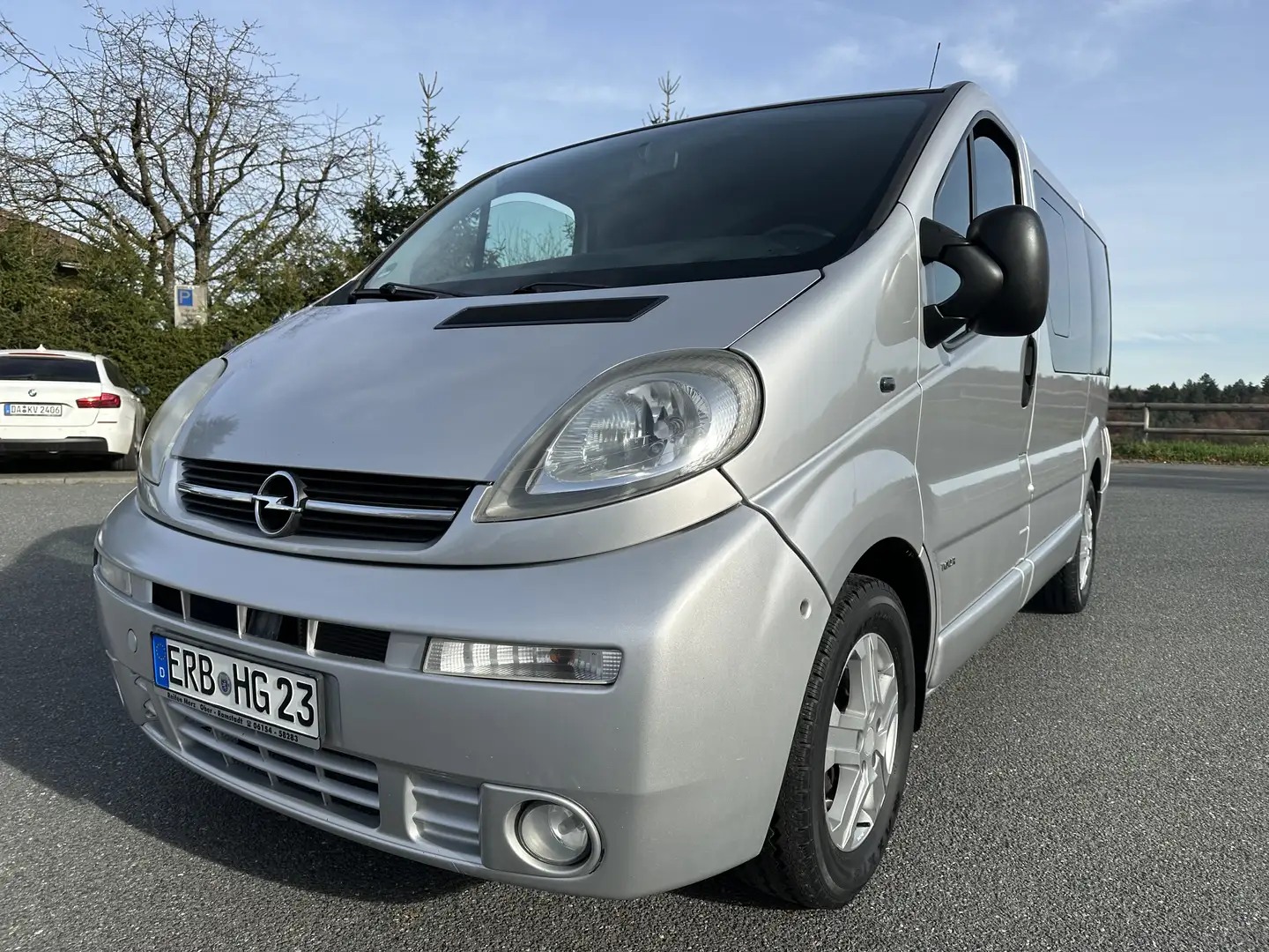 Opel Vivaro Tour Silber - 1
