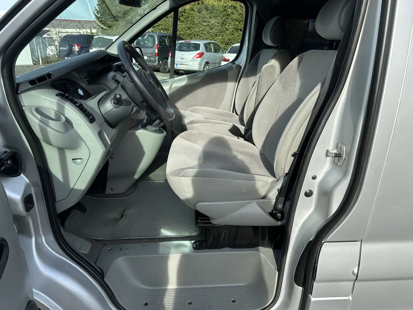 Opel Vivaro Tour Silber - 2