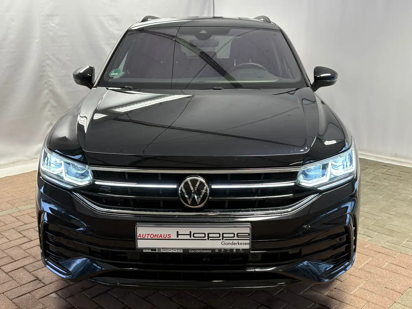 Volkswagen Tiguan Allspace R-Line 2.0 l TDI DSG 4M+STDH+AHK+RFK+NAVI+SHZ H... Zwart - 2