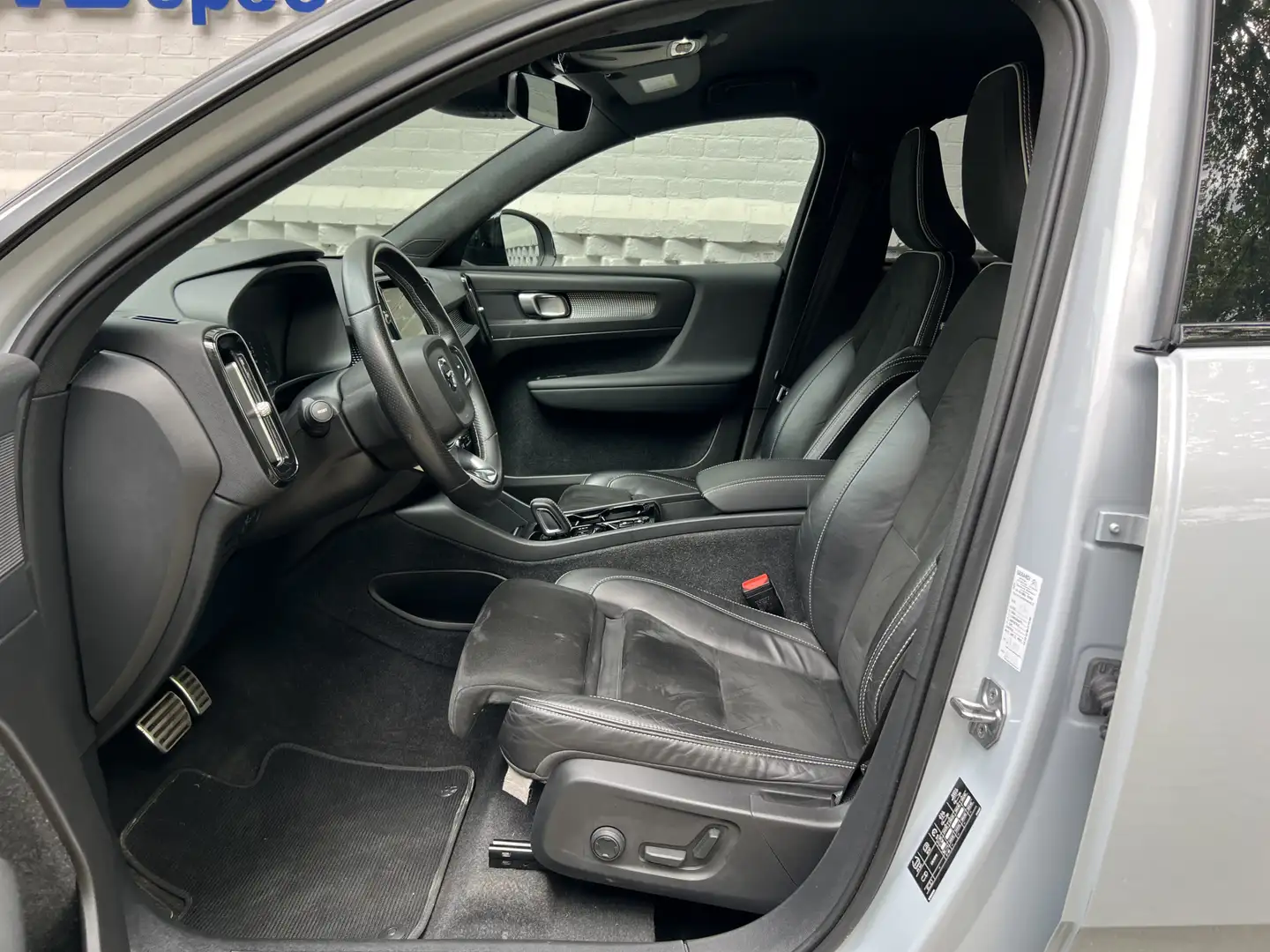 Volvo XC40 1.5 T5 Recharge R-Design Achteruitrijcamera Zwart Grijs - 2