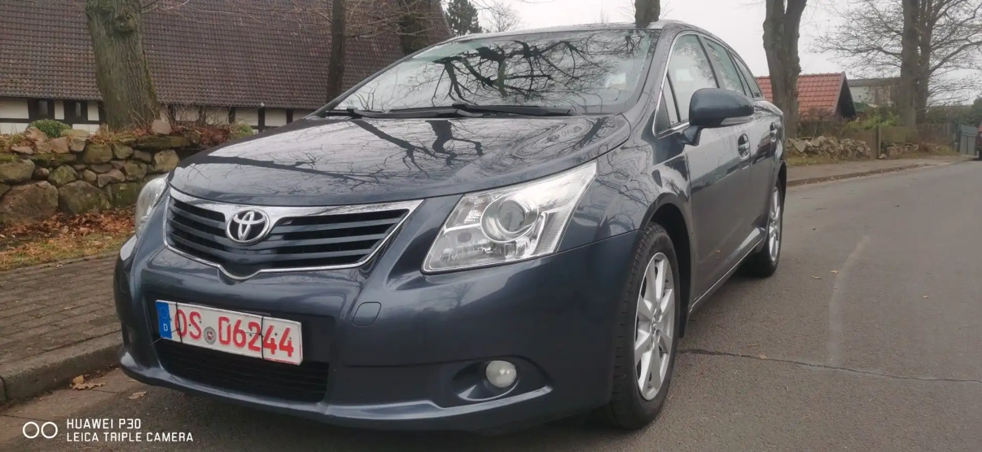 Toyota Avensis Combi Executive 2.2 D-4D Grijs - 1