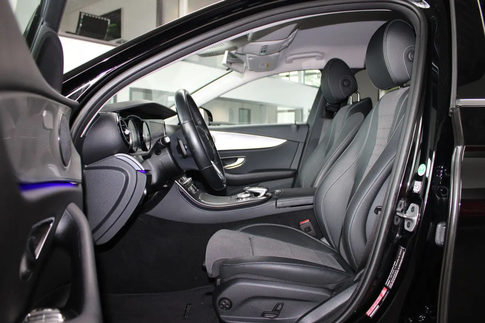 Mercedes-Benz E 300 de T-Modell Avantgarde/Navi/Leder/Led´s Schwarz - 2