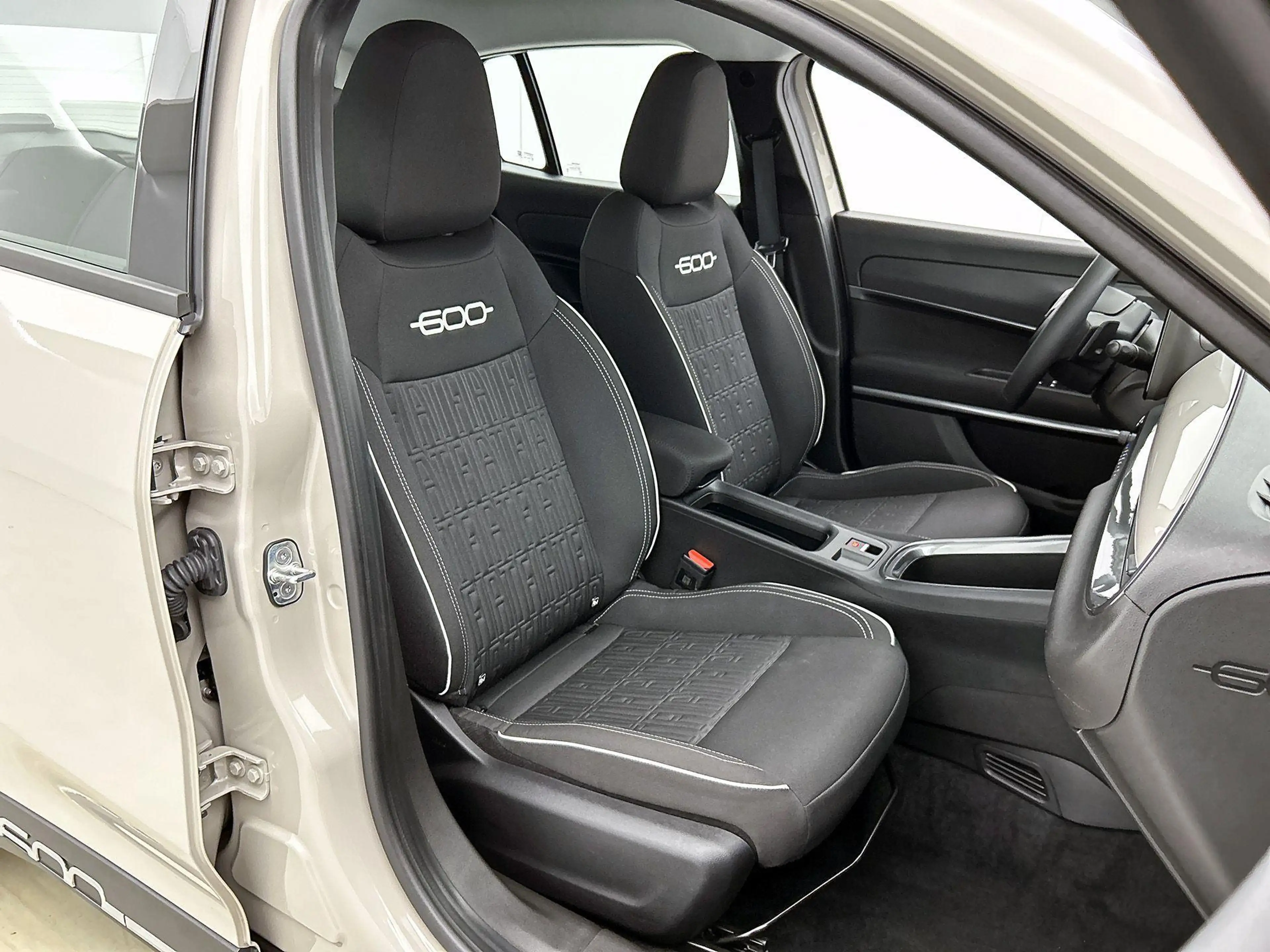 Fiat 600 1.2 Hybrid Urban | Navigatie | Voorruitverwarming — photo 7