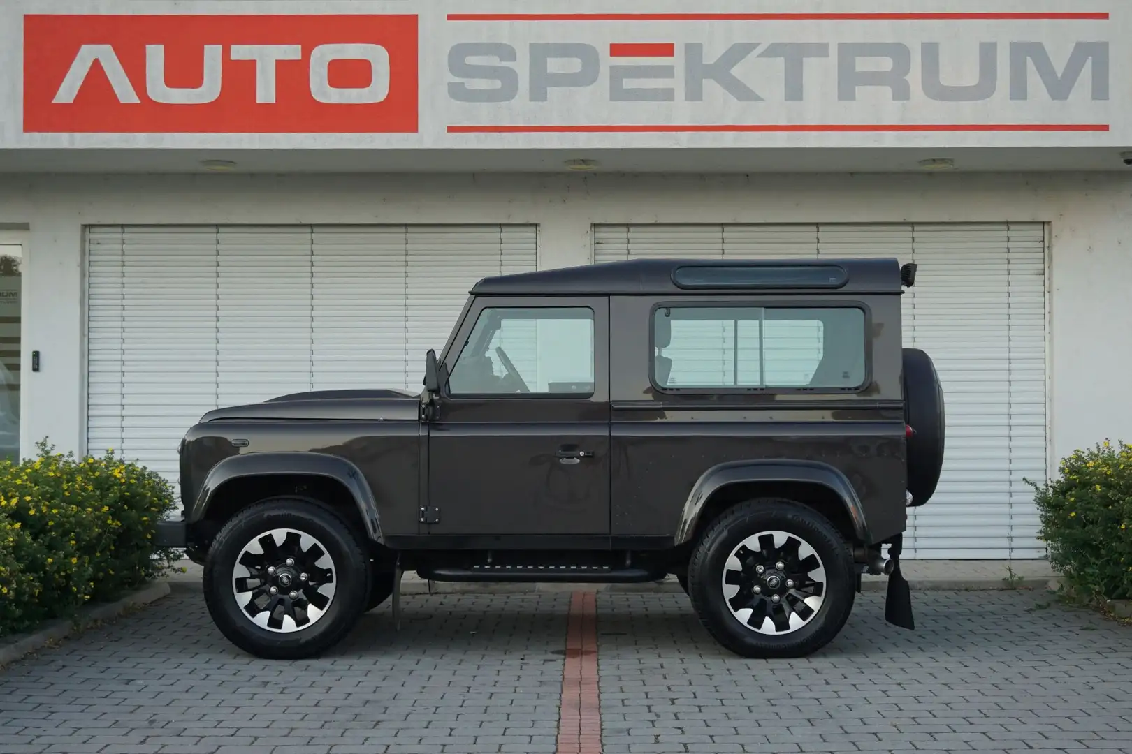 Land Rover Defender 90" Station Wagon E 2,2 | € 373 mtl | AHK | Grau - 2