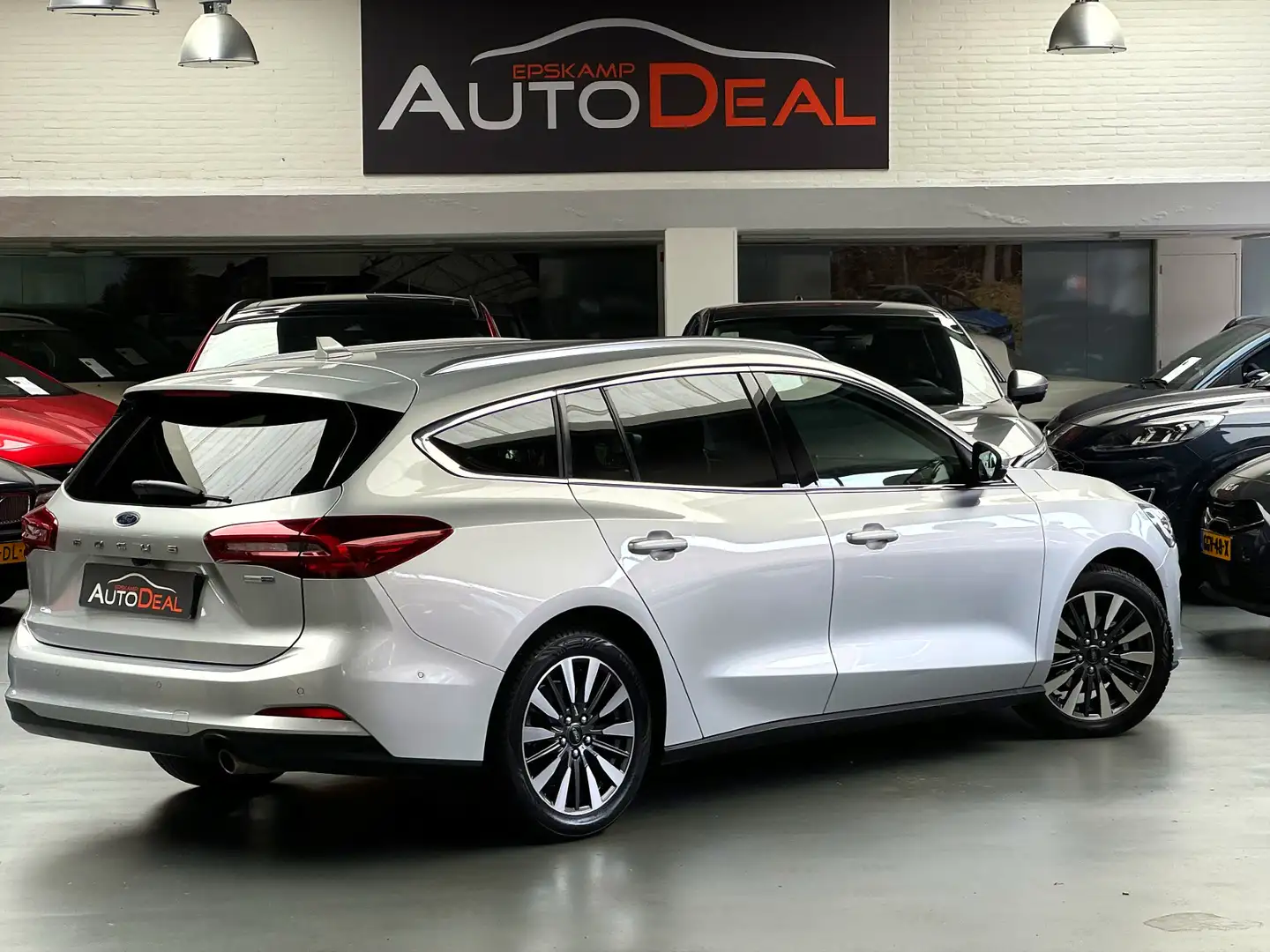 Ford Focus Wagon 1.0 Ecob Hybrid 155pk Vignale digi dashb Lee Grijs - 2
