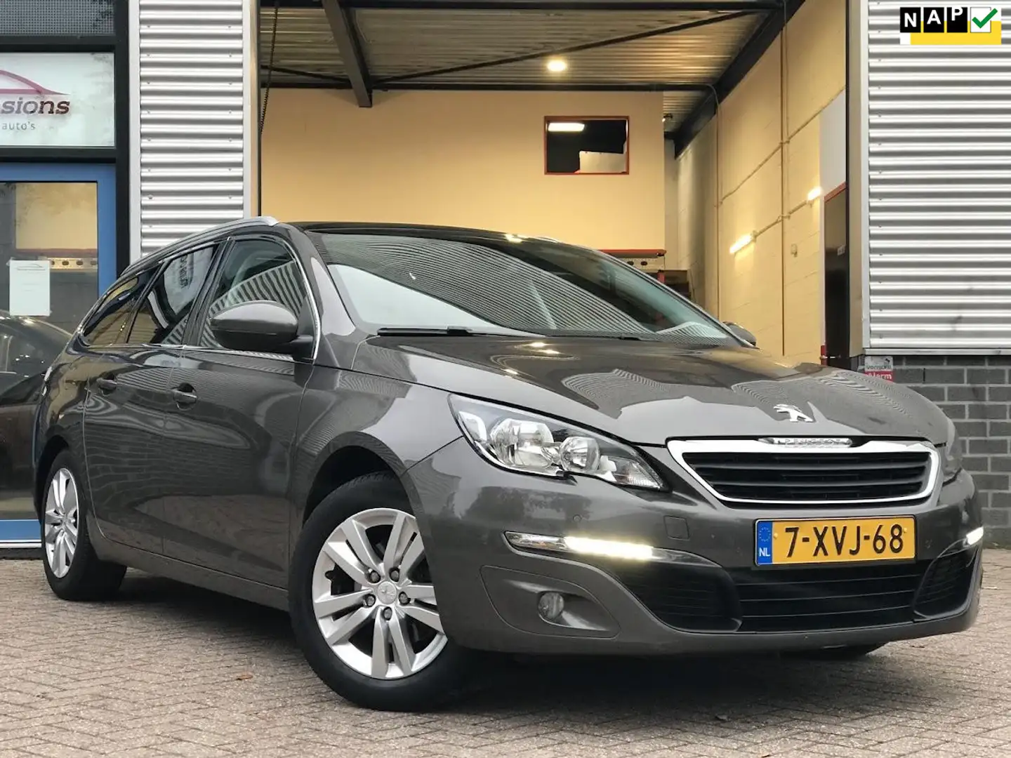 Peugeot 308 SW 1.2 e-THP Executive|Pano|Navi|Clima|Cruise Gris - 1