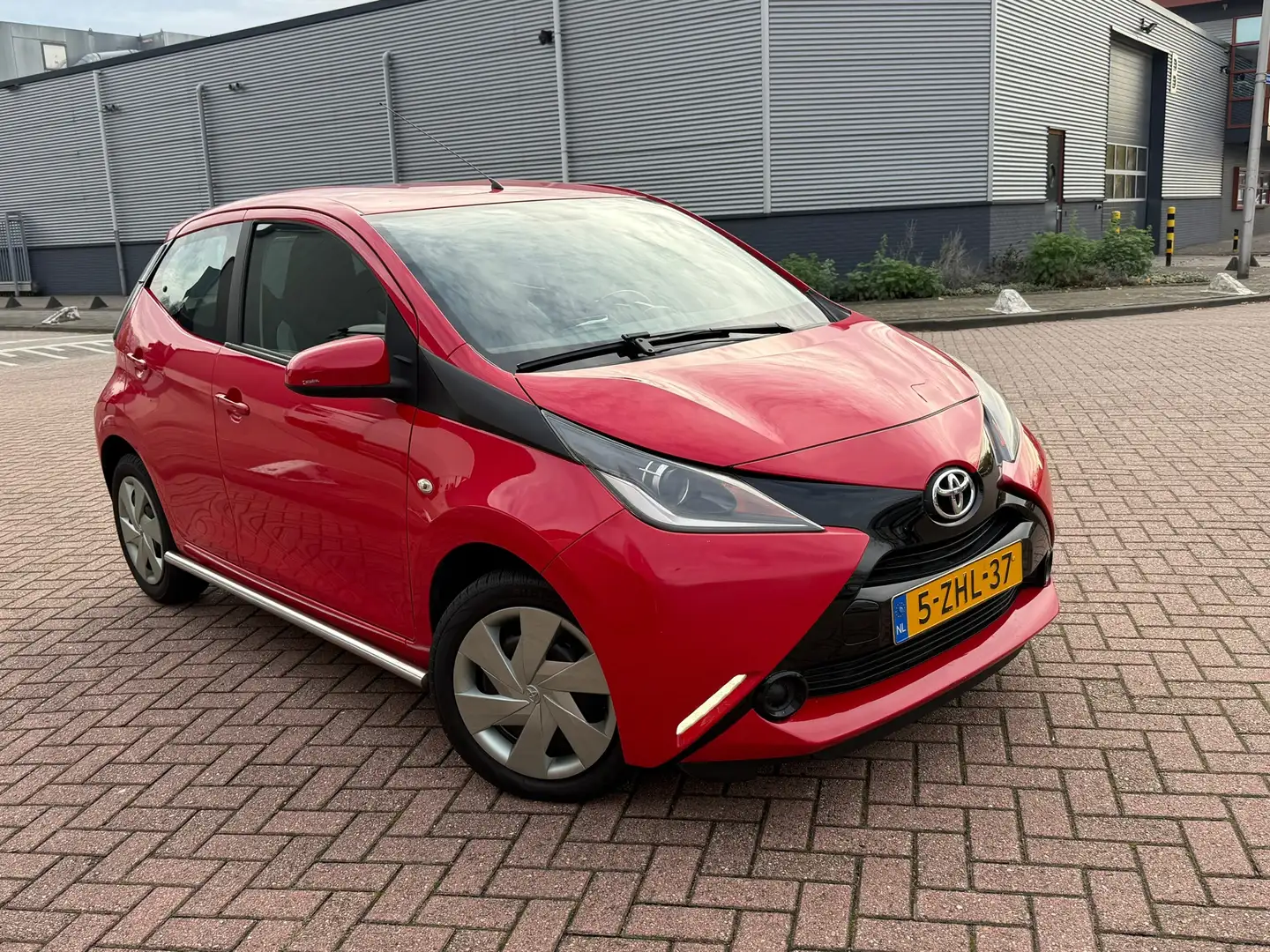 Toyota Aygo 1.0 VVT-i x-play elec ramen new APK Rojo - 1