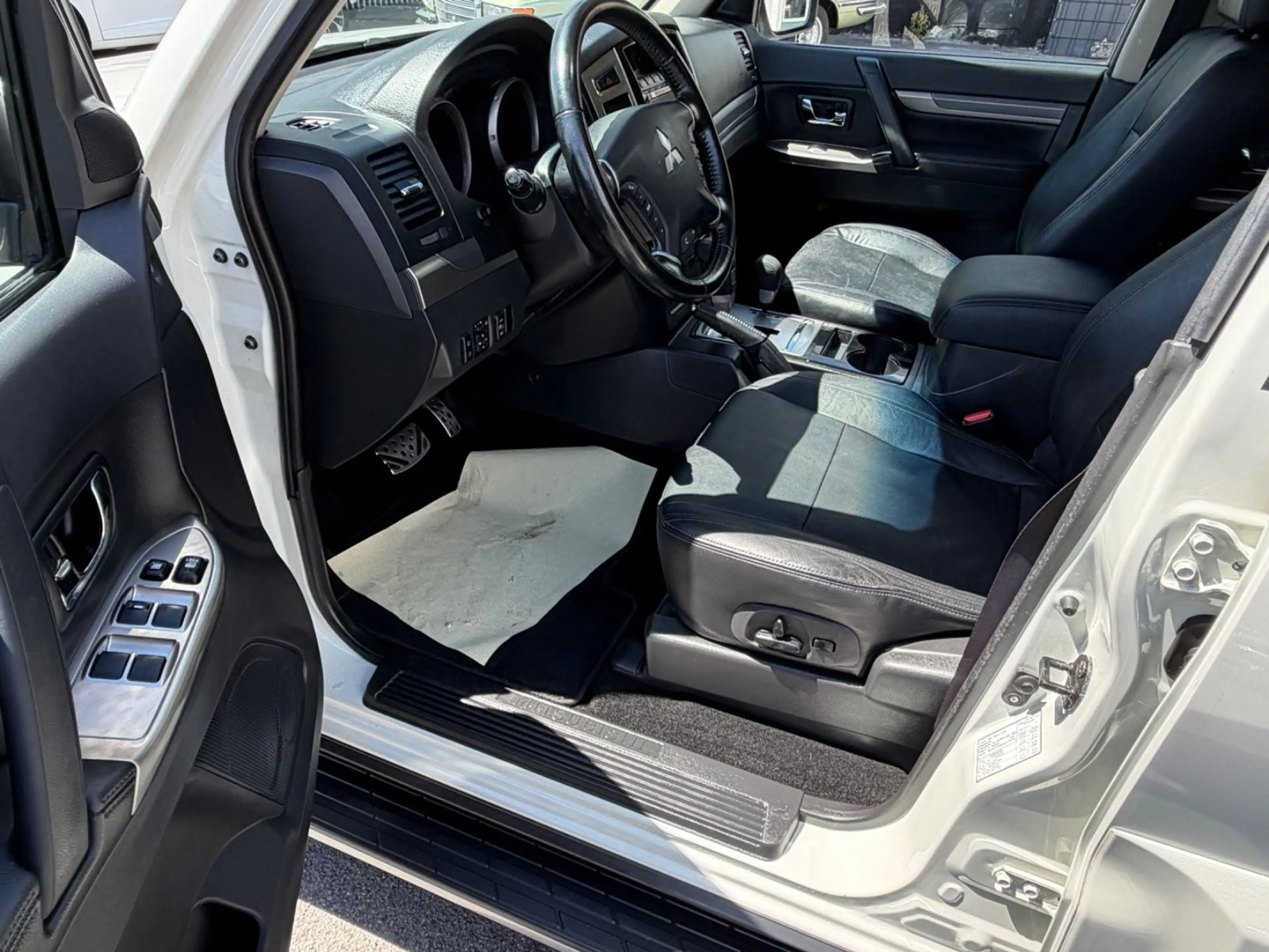 Mitsubishi Pajero 3.2 DI-D SUV-Star ! TOP ZUSTAND ! — photo 11