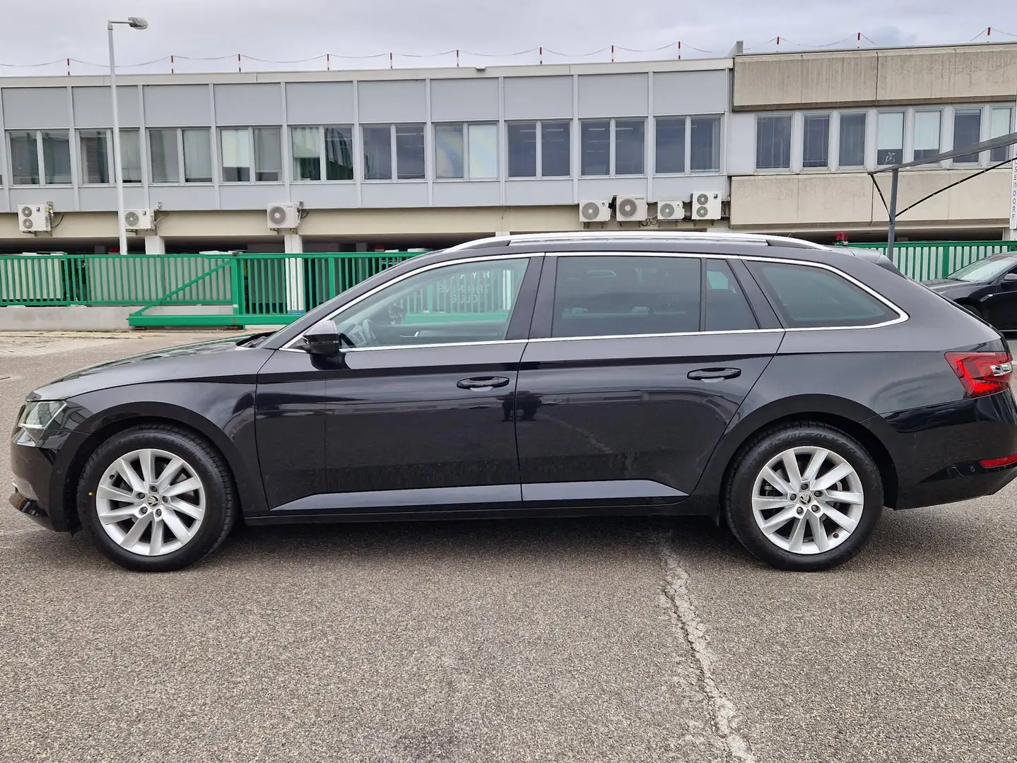 Skoda Superb Superb Kombi 2,0 TDI Style Style Schwarz - 2