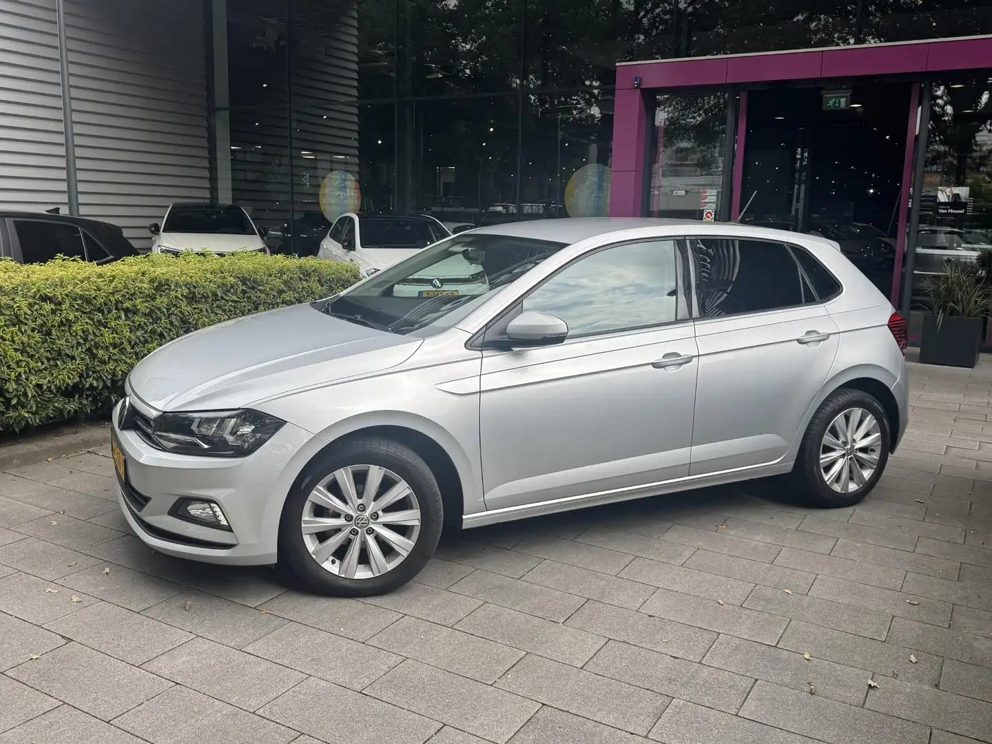 Volkswagen Polo 1.0 TSI Comfortline | NAVIGATIE | APPLE CARPLAY | Grijs - 2