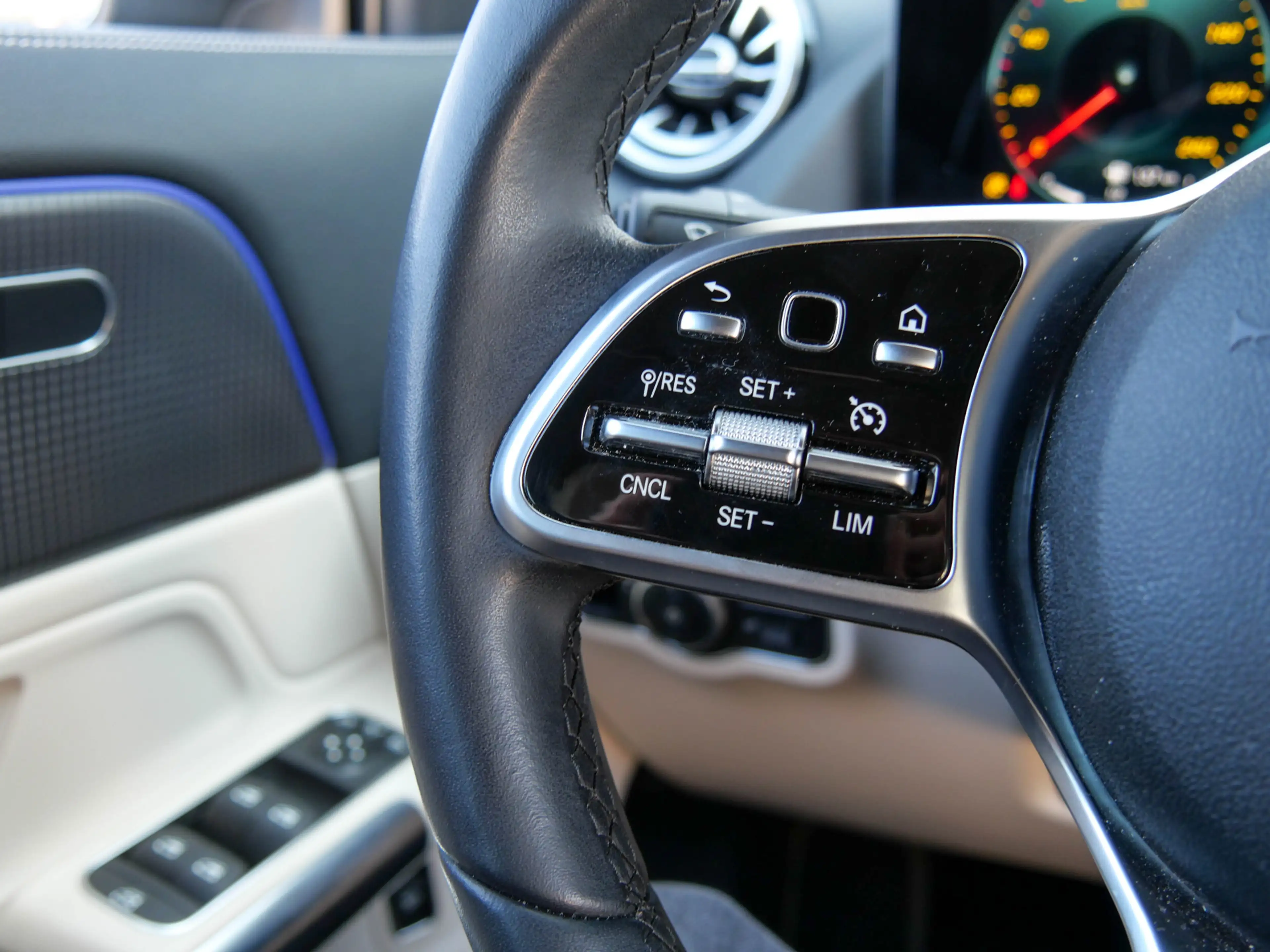 Mercedes-Benz GLA 200 Business Solution Luxury | LEDER | CAMERA | NAVIGA — photo 14