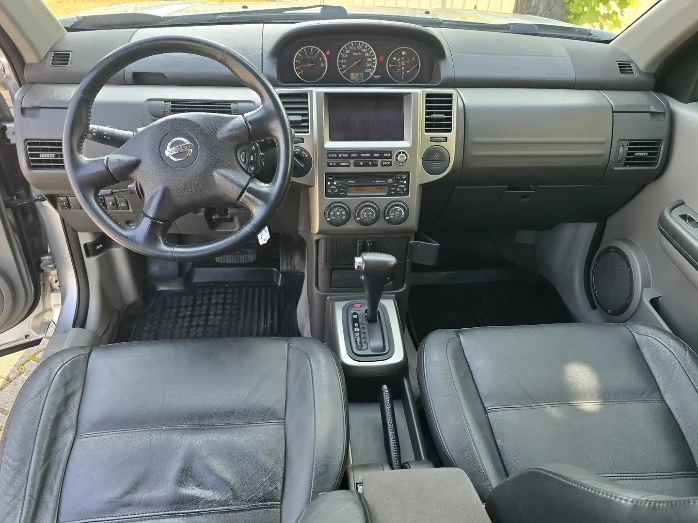 Nissan X-Trail 2.5 4x4 Aut Elegance Pano-Dach Klima Navi wenig Km Gris - 2