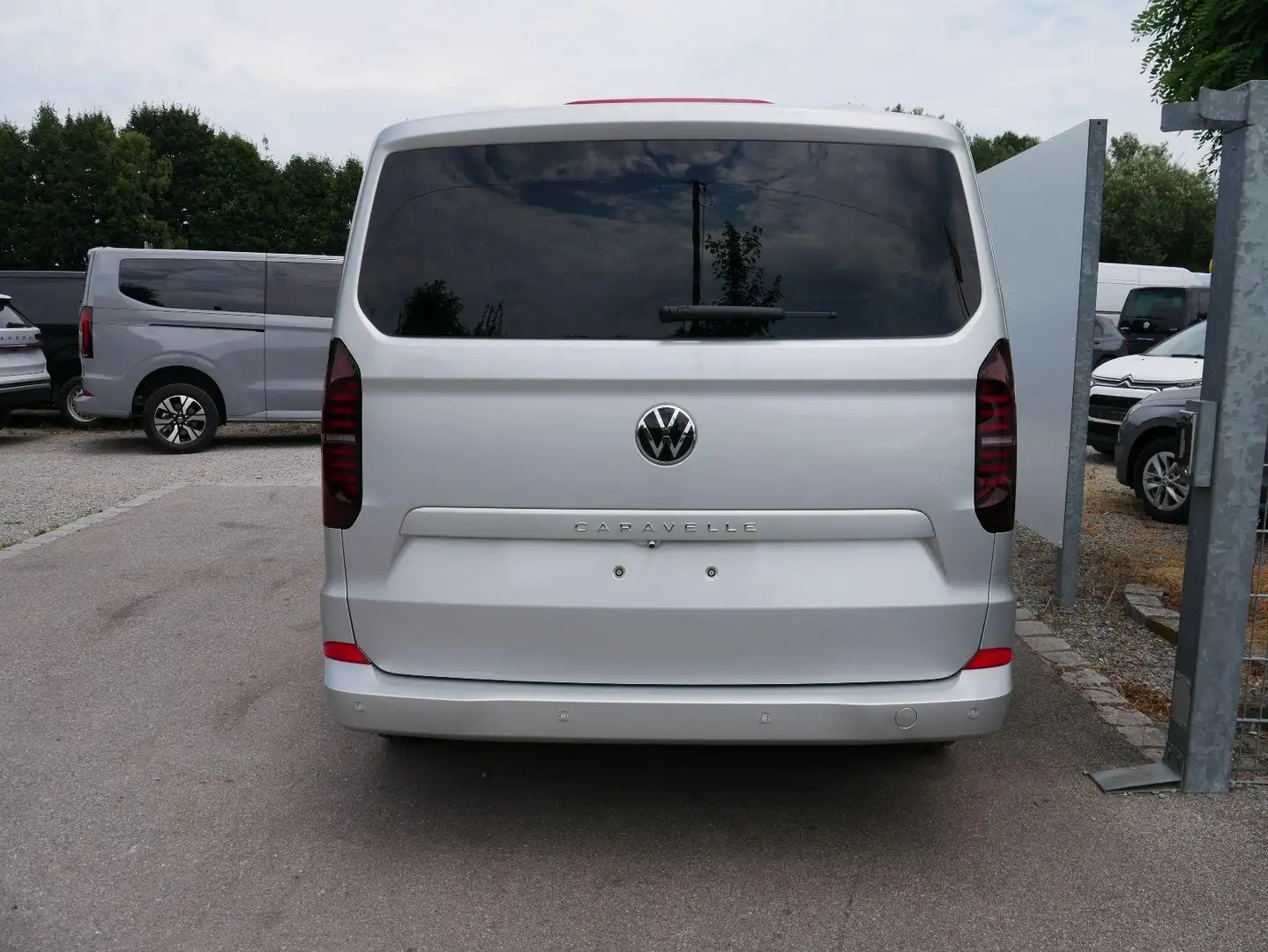 Volkswagen T7 Caravelle 2.0 TDI DSG LWB Life*ACC*PDC*KAMERA*LED*SHZ*8-SITZ Szary - 2
