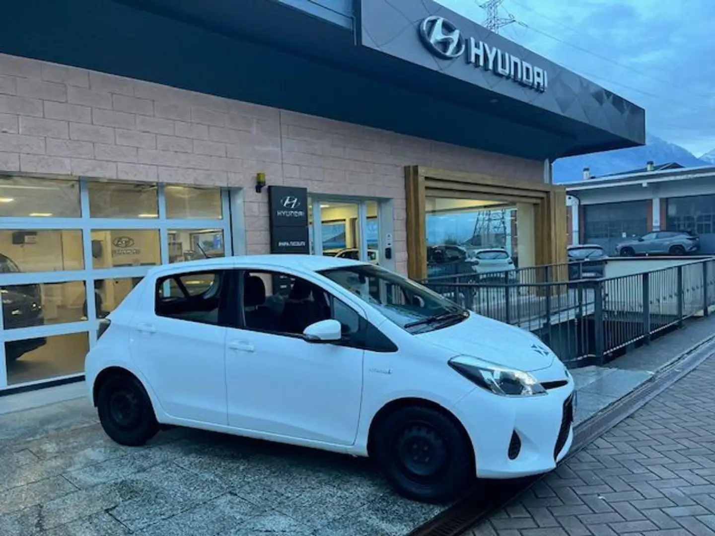 Toyota Yaris 1.5 Hybrid 5 porte Lounge Blanc - 2