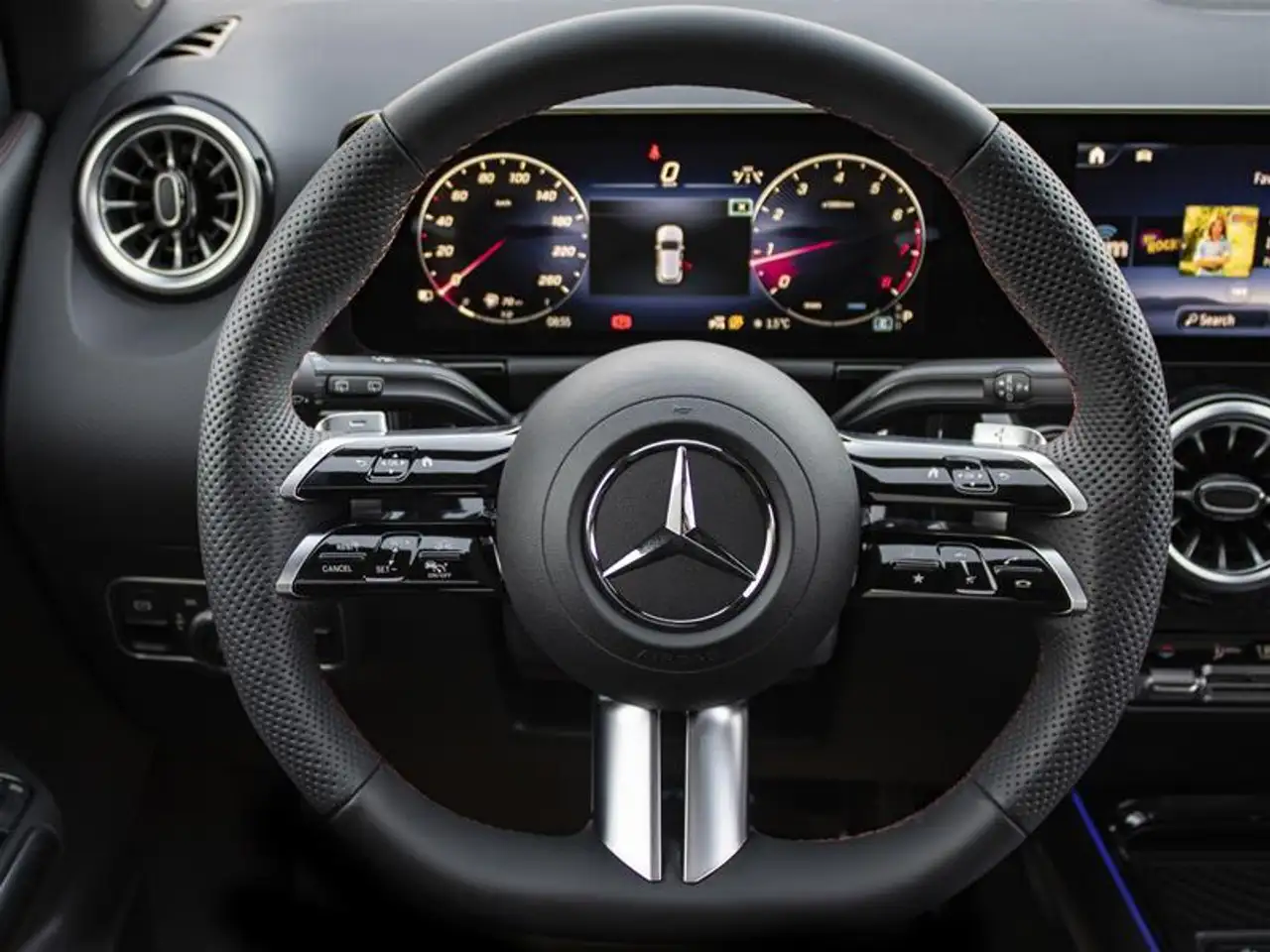 Mercedes-Benz GLA снимка Mercedes-Benz GLA