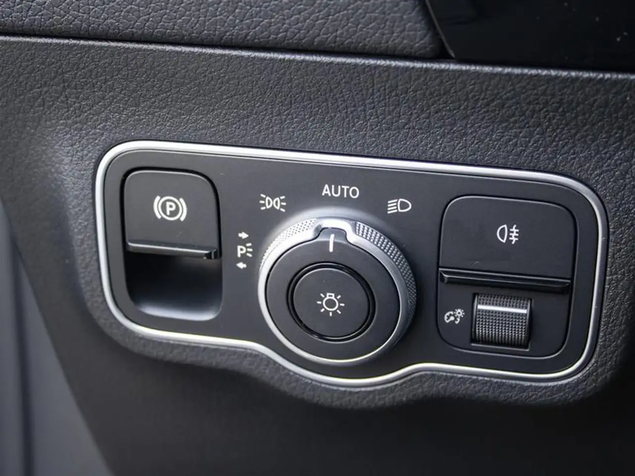 Mercedes-Benz GLA снимка Mercedes-Benz GLA