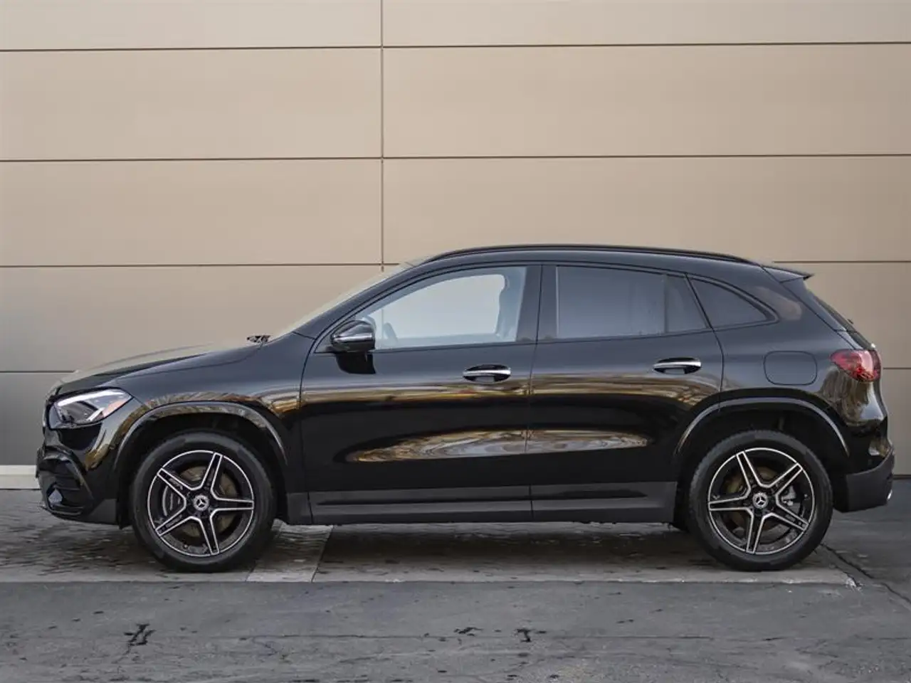Mercedes-Benz GLA снимка Mercedes-Benz GLA