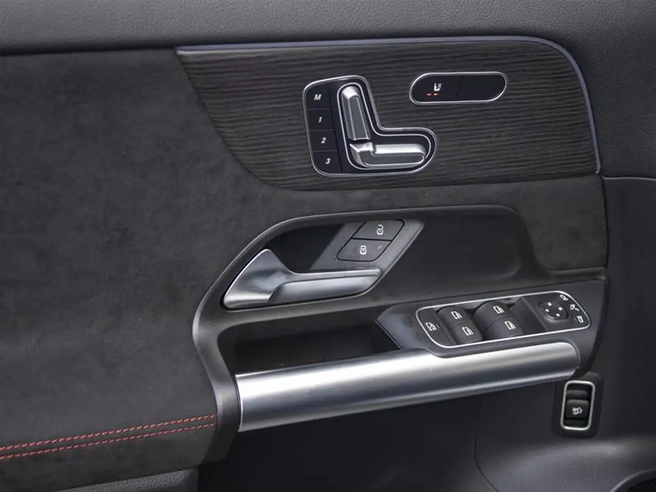 Mercedes-Benz GLA снимка Mercedes-Benz GLA