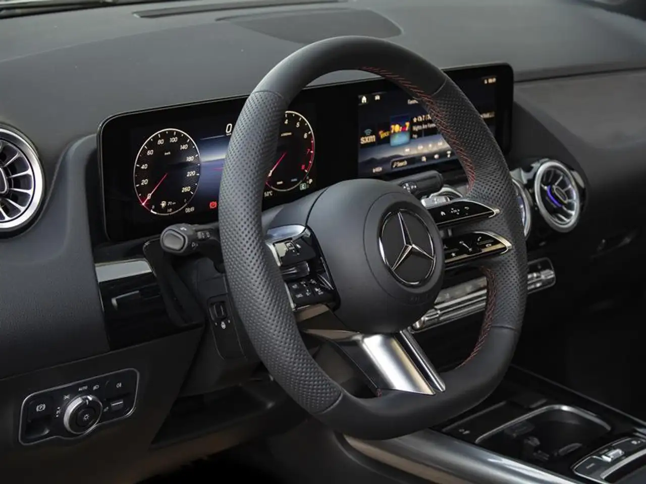 Mercedes-Benz GLA снимка Mercedes-Benz GLA