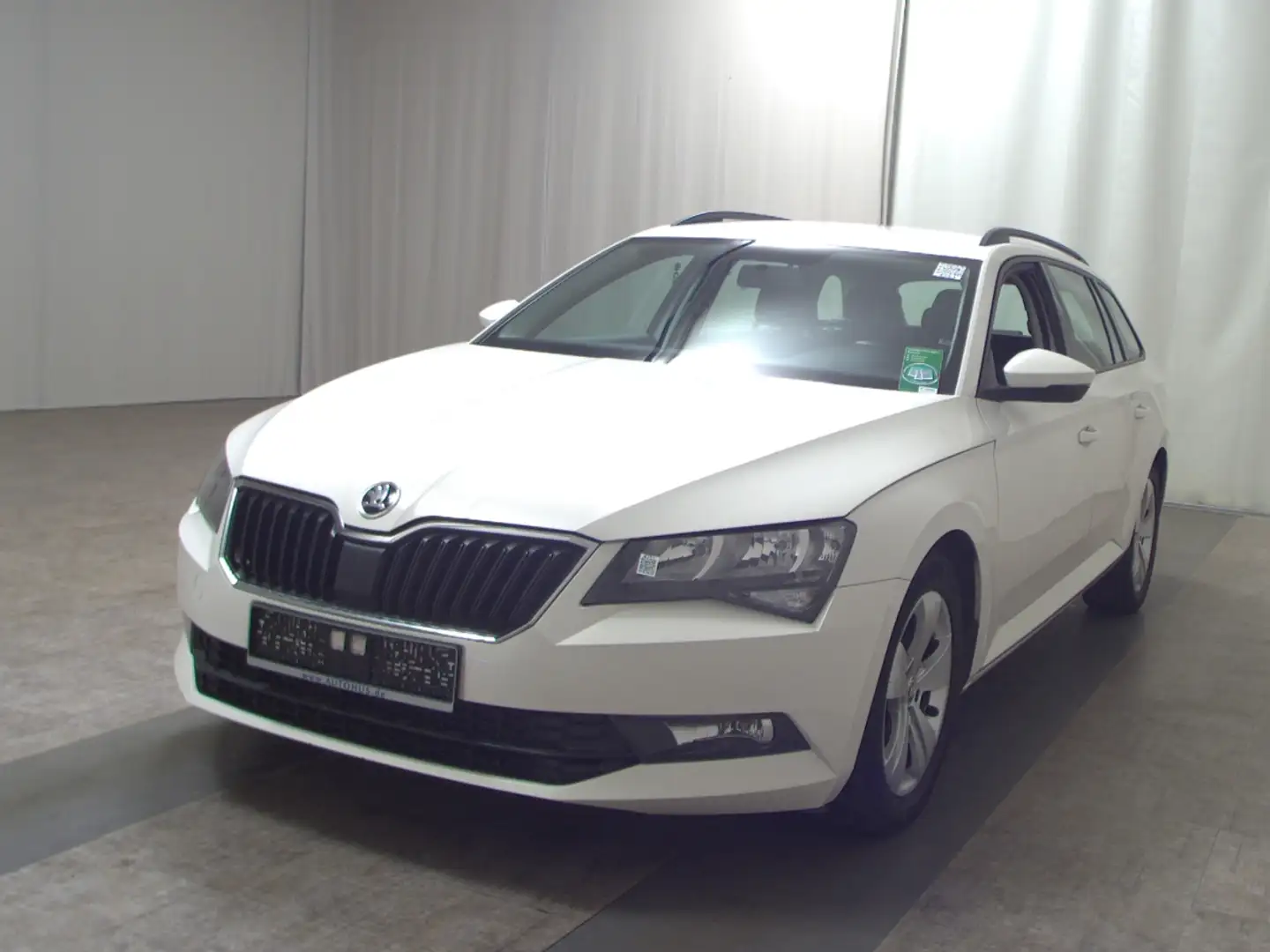 Skoda Superb Kombi 2.0 TDI Active AHK Navi PDC DAB Weiß - 2