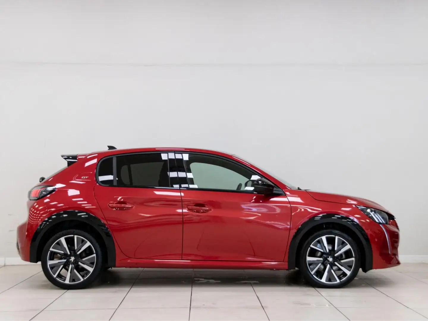 Peugeot 208 PureTech 73kW (100CV) GT Rojo - 2