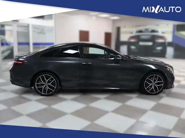 Mercedes-Benz E-Class view 3