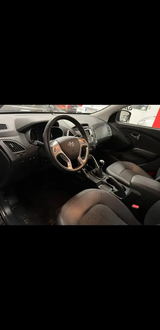 Hyundai iX35 1.7 crdi Comfort 2wd Чорний - 2