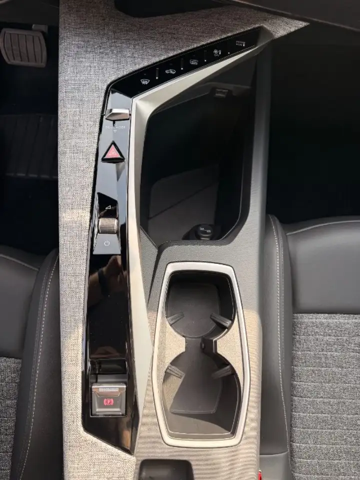 Peugeot 5008 Hybrid 145 e-DCS6 Allure 7P 18