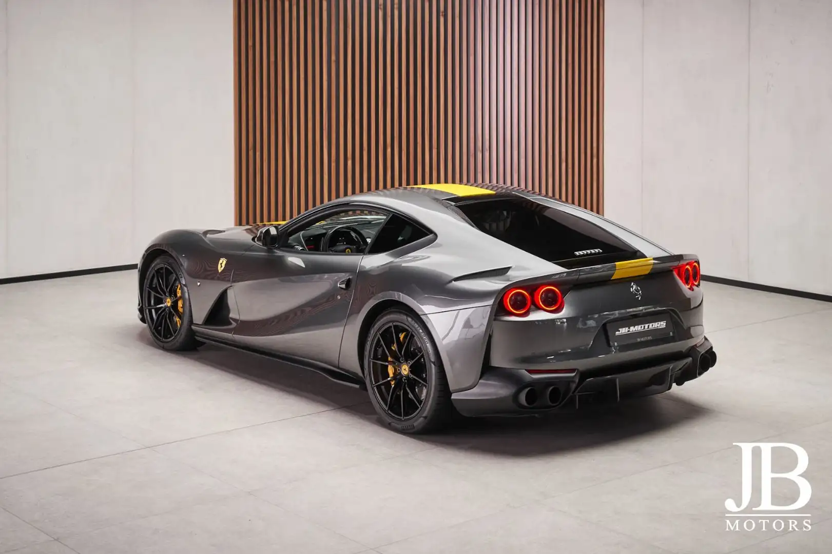 Ferrari 812 Superfast Lift LED Carbon Grijs - 2
