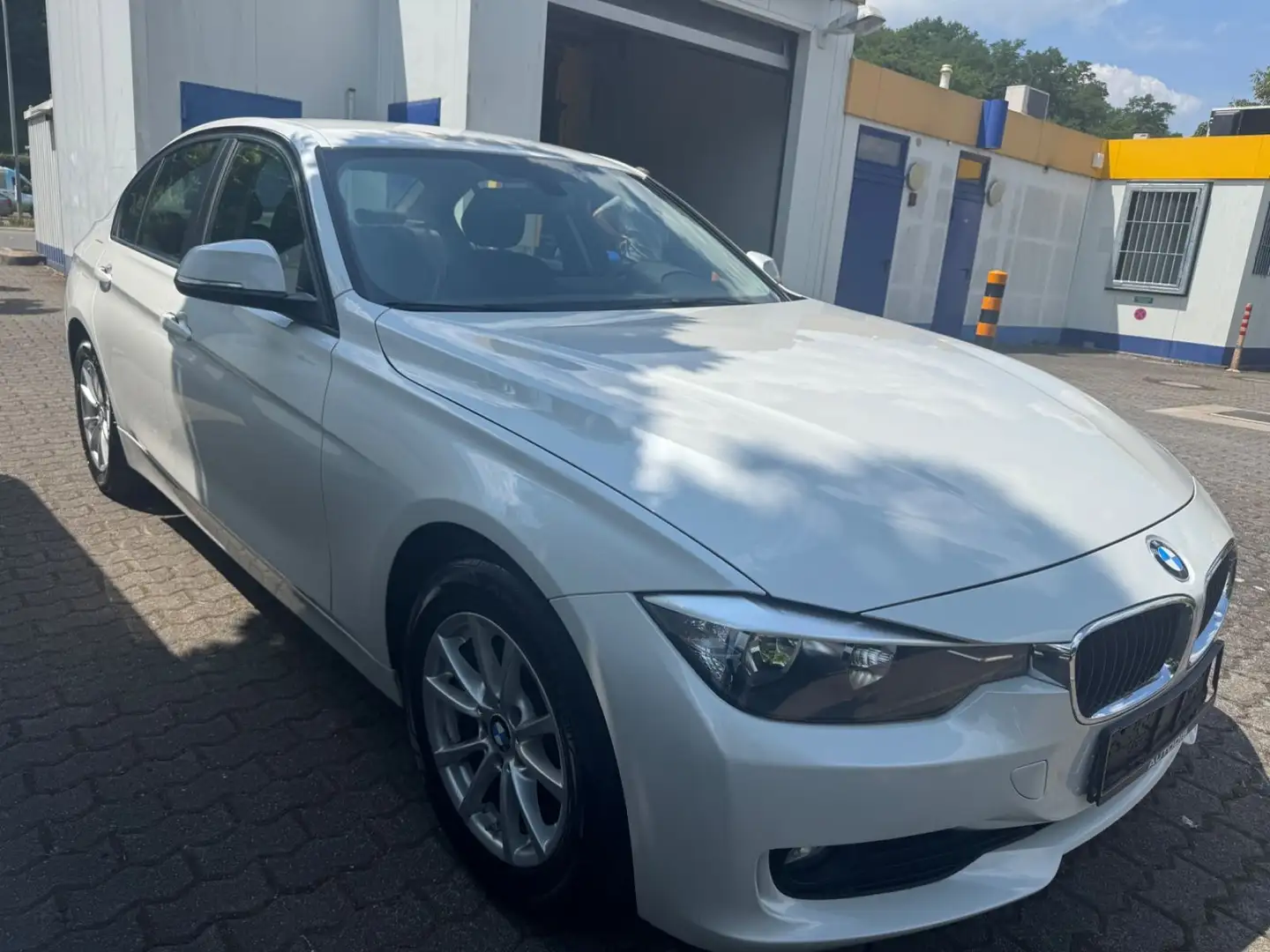 BMW 318 Baureihe 3 Lim. 318 d xDrive Navi+Bluetooth Blanco - 2