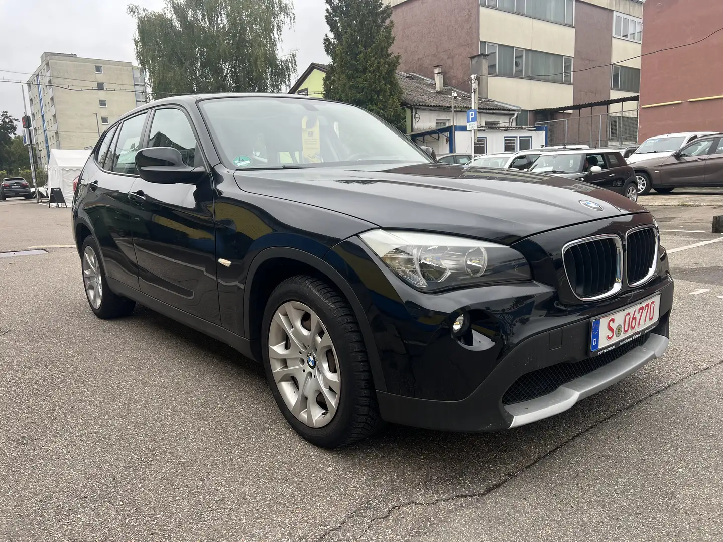 BMW X1 18 i sDrive Schwarz - 1