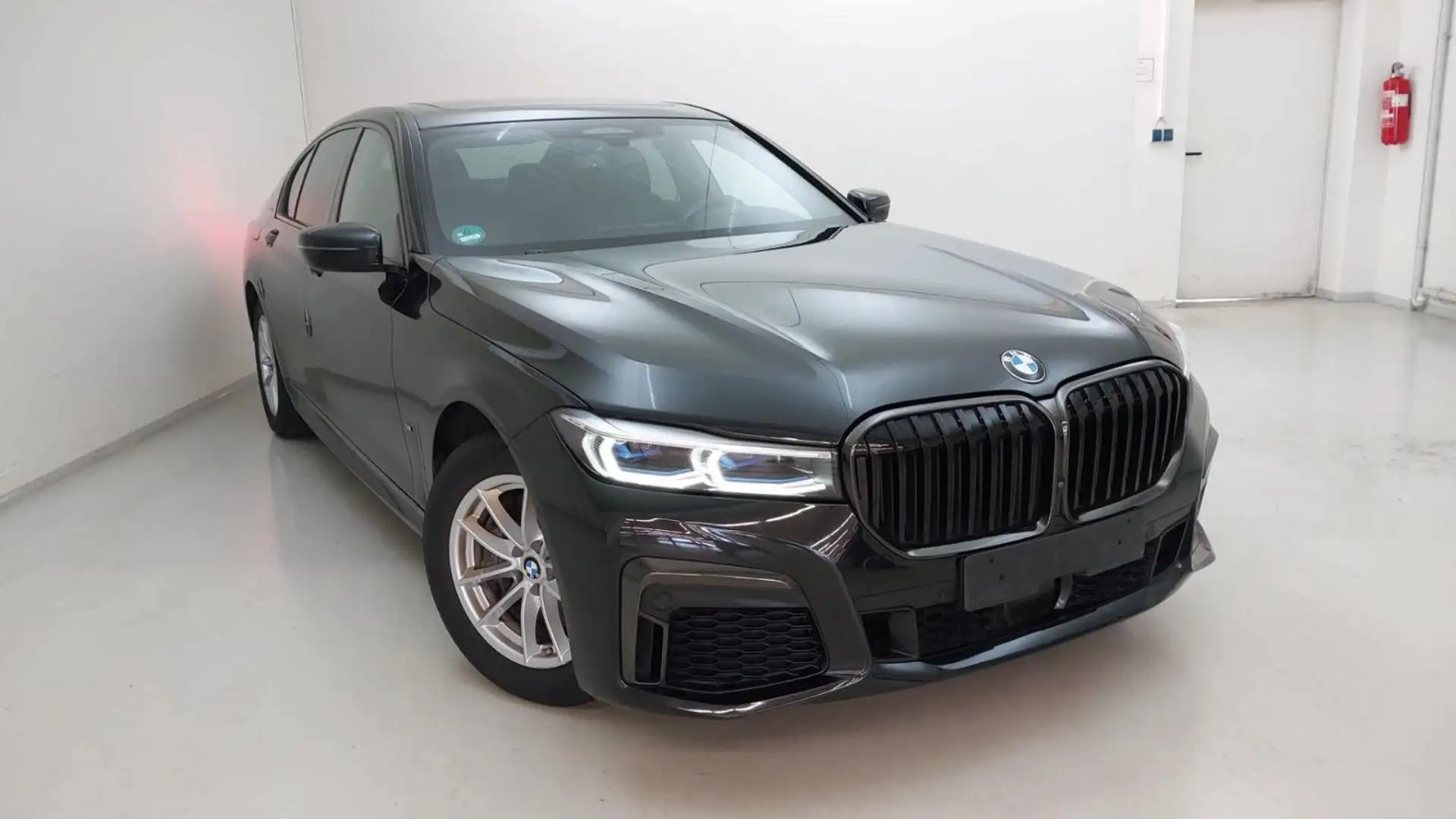 BMW 730 7 Lim 730 d xDrive M-Sport Shadow-Line Schwarz - 2