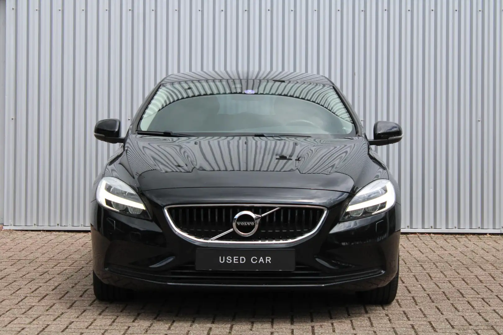 Volvo V40 2.0 T2 Nordic+ | Standkachel | Stoelverwarming | N Zwart - 2