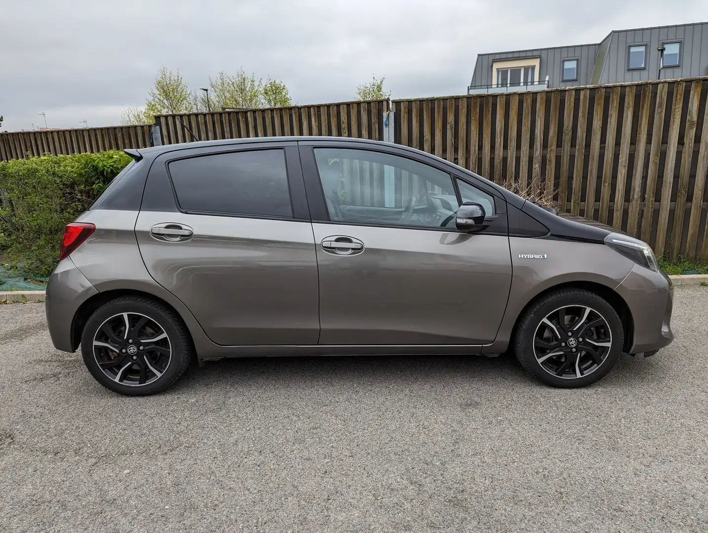 Toyota Yaris Hybride 100h Collection VO:310 Gris - 2