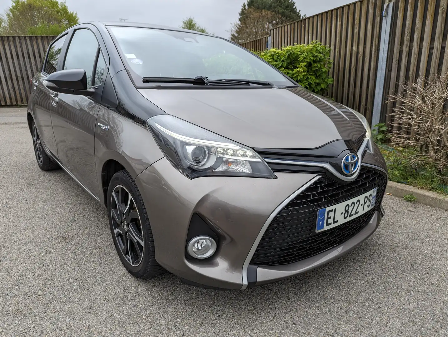 Toyota Yaris Hybride 100h Collection VO:310 Gris - 1