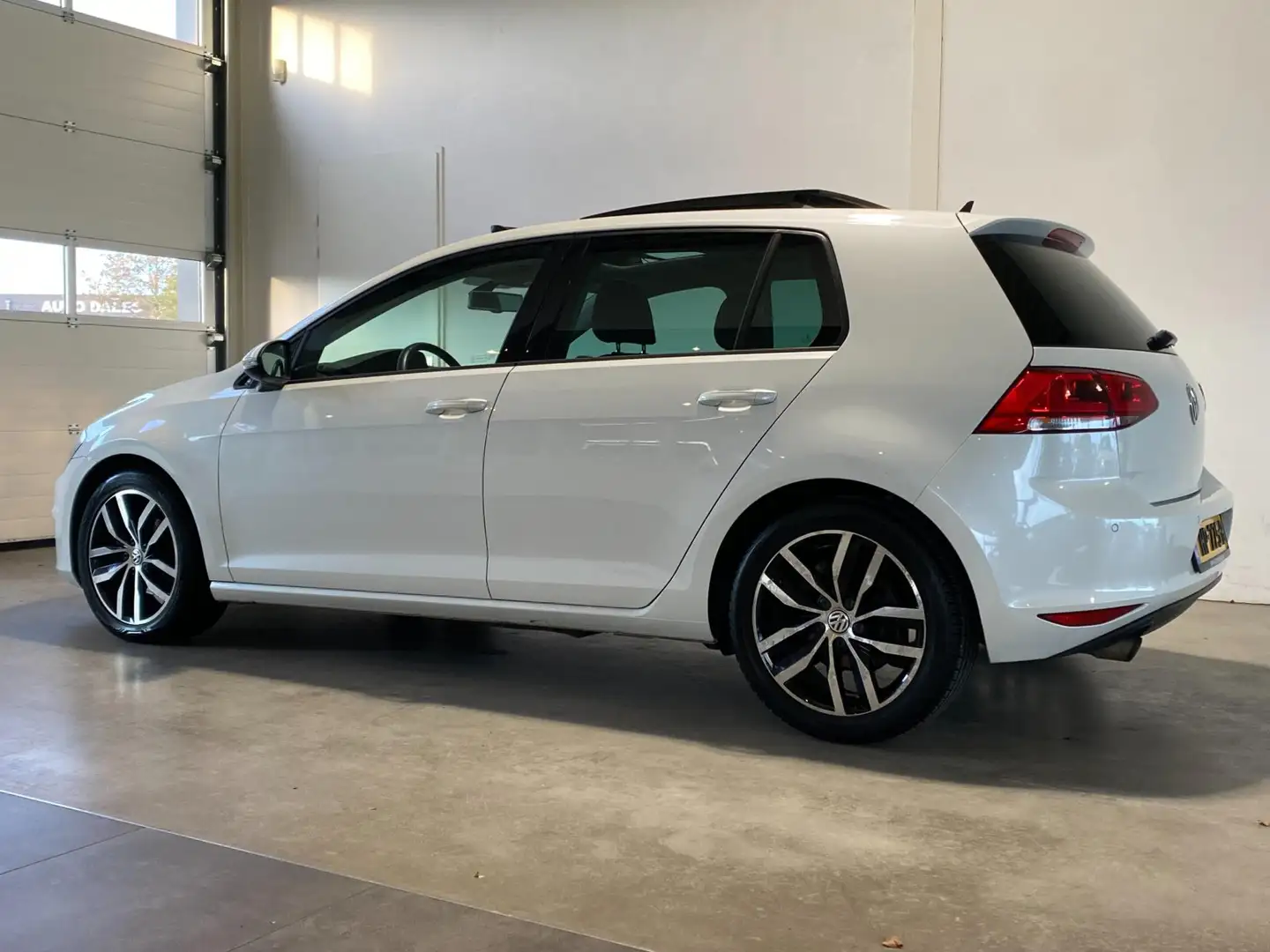 Volkswagen Golf 1.2 TSI 110PK Highline Pano Navi Camera Wit - 2