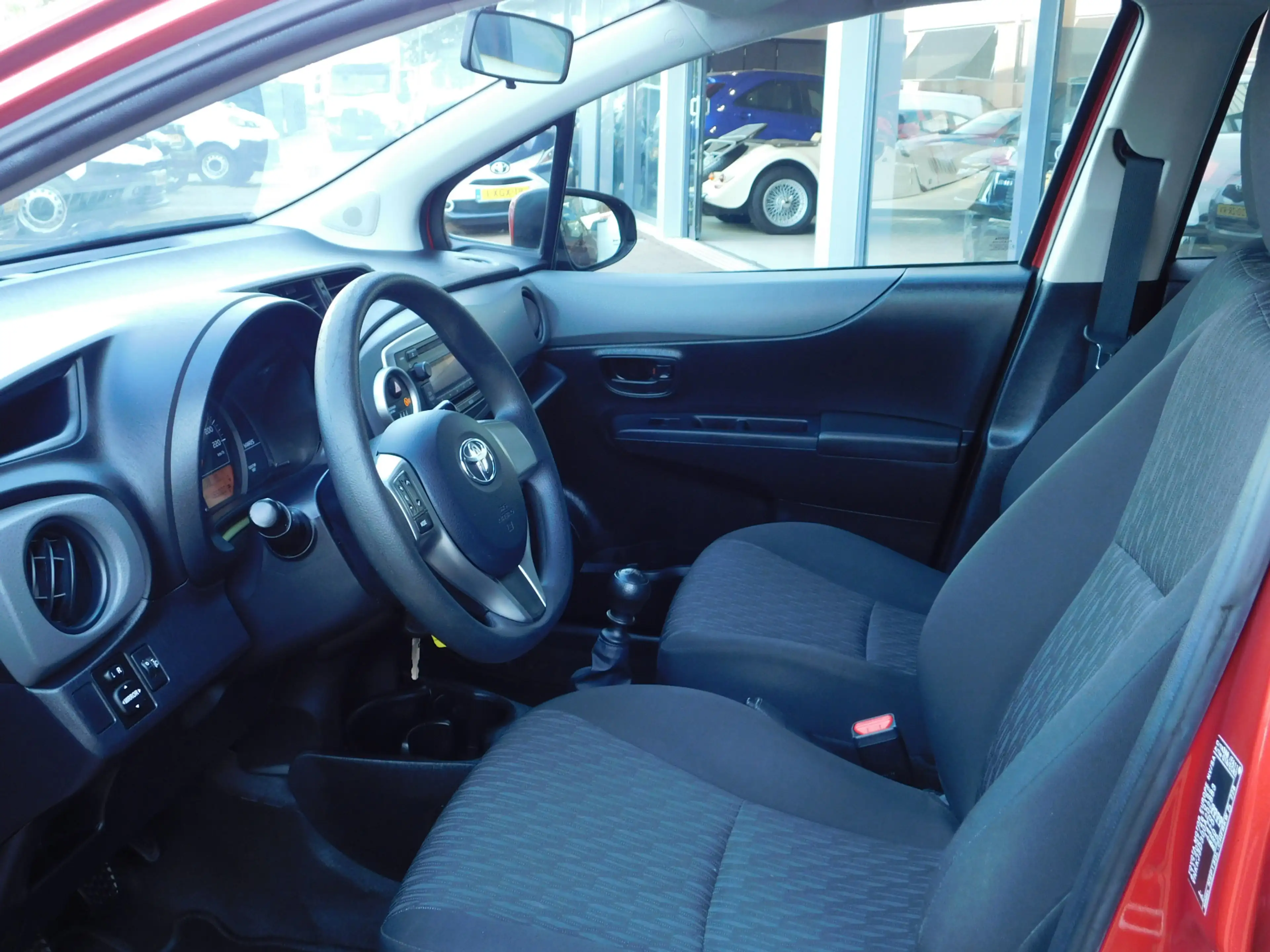 Toyota Yaris 1.3 VVT-i Now — photo 8
