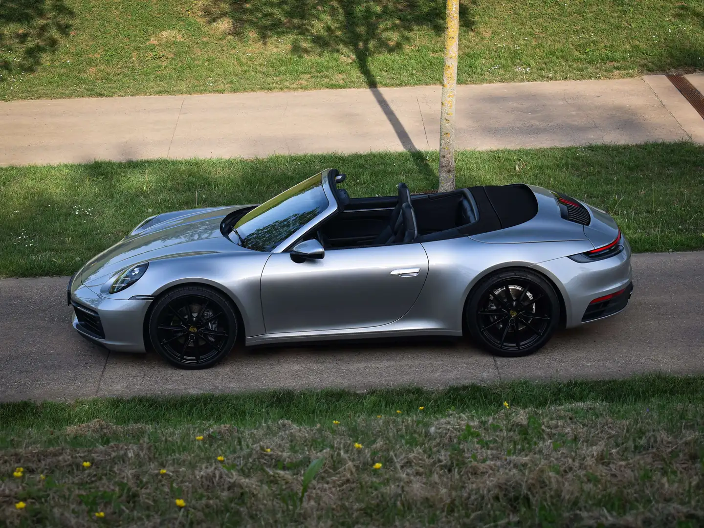 Porsche 992 Carrera 4 Cabriolet / GT Silver / 1ST OWNER Silber - 2