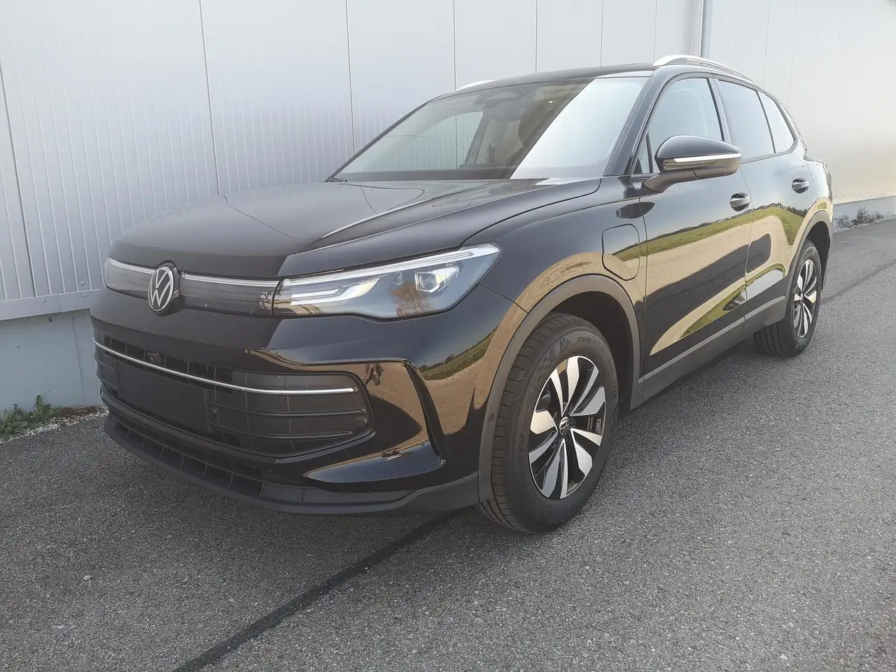 Volkswagen Tiguan 1.5 eHybrid DSG Life AHK ACC 360 el. HK — photo 1 of 13