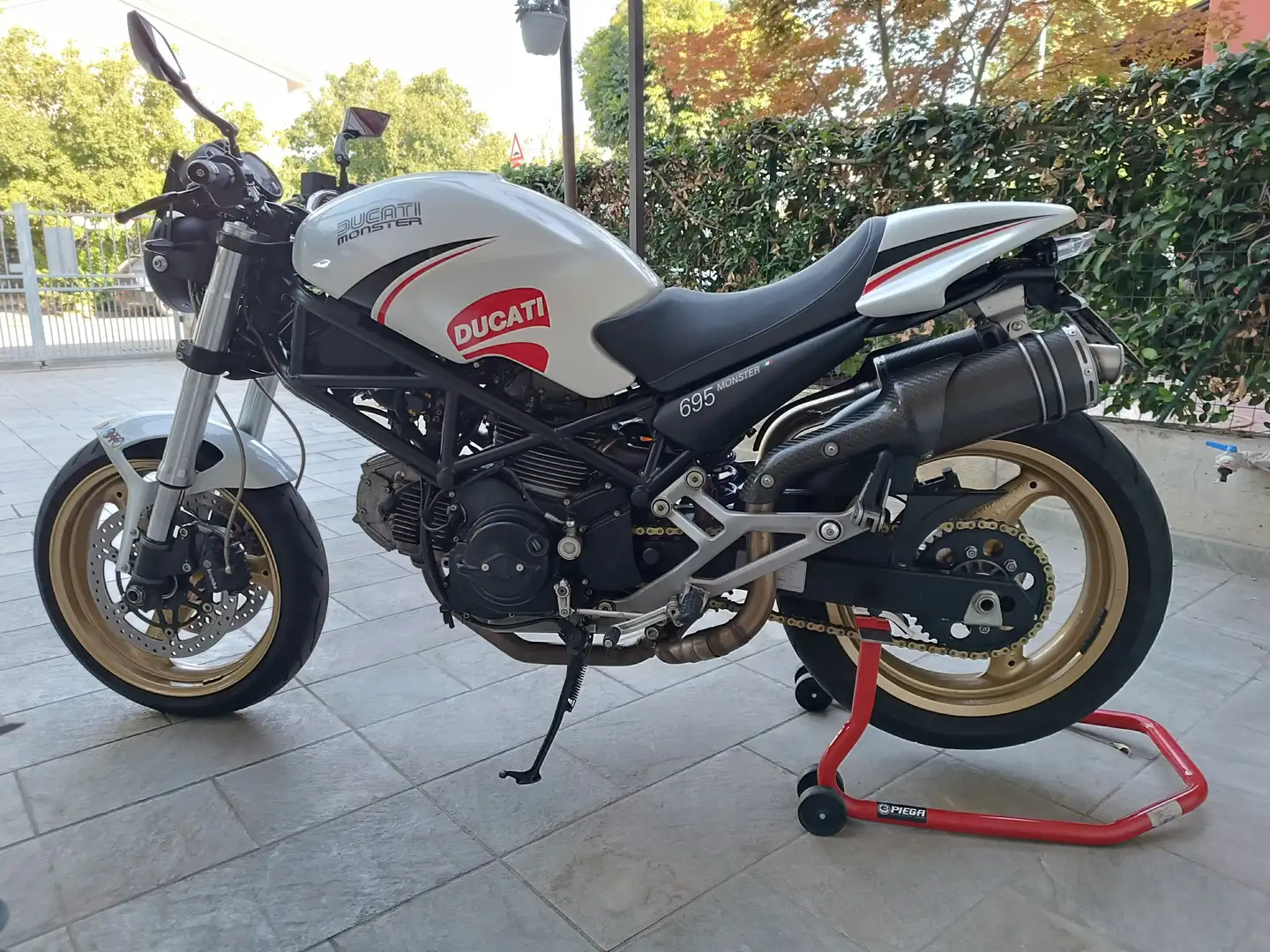 Ducati Monster 695 Weiß - 2