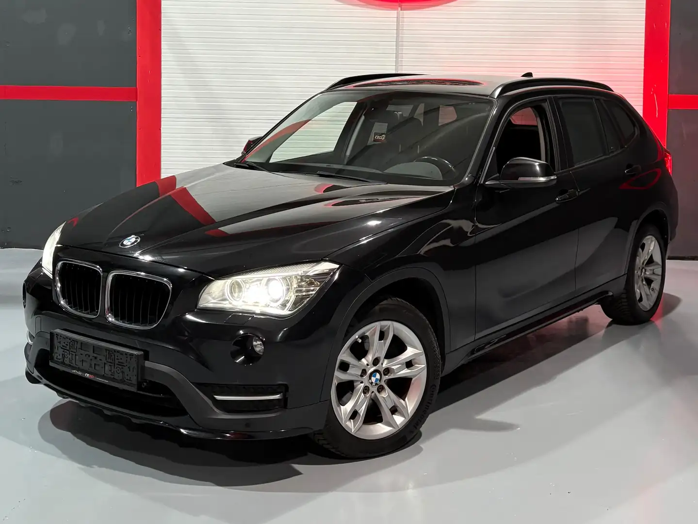 BMW X1 xDrive 18 d Schwarz - 1