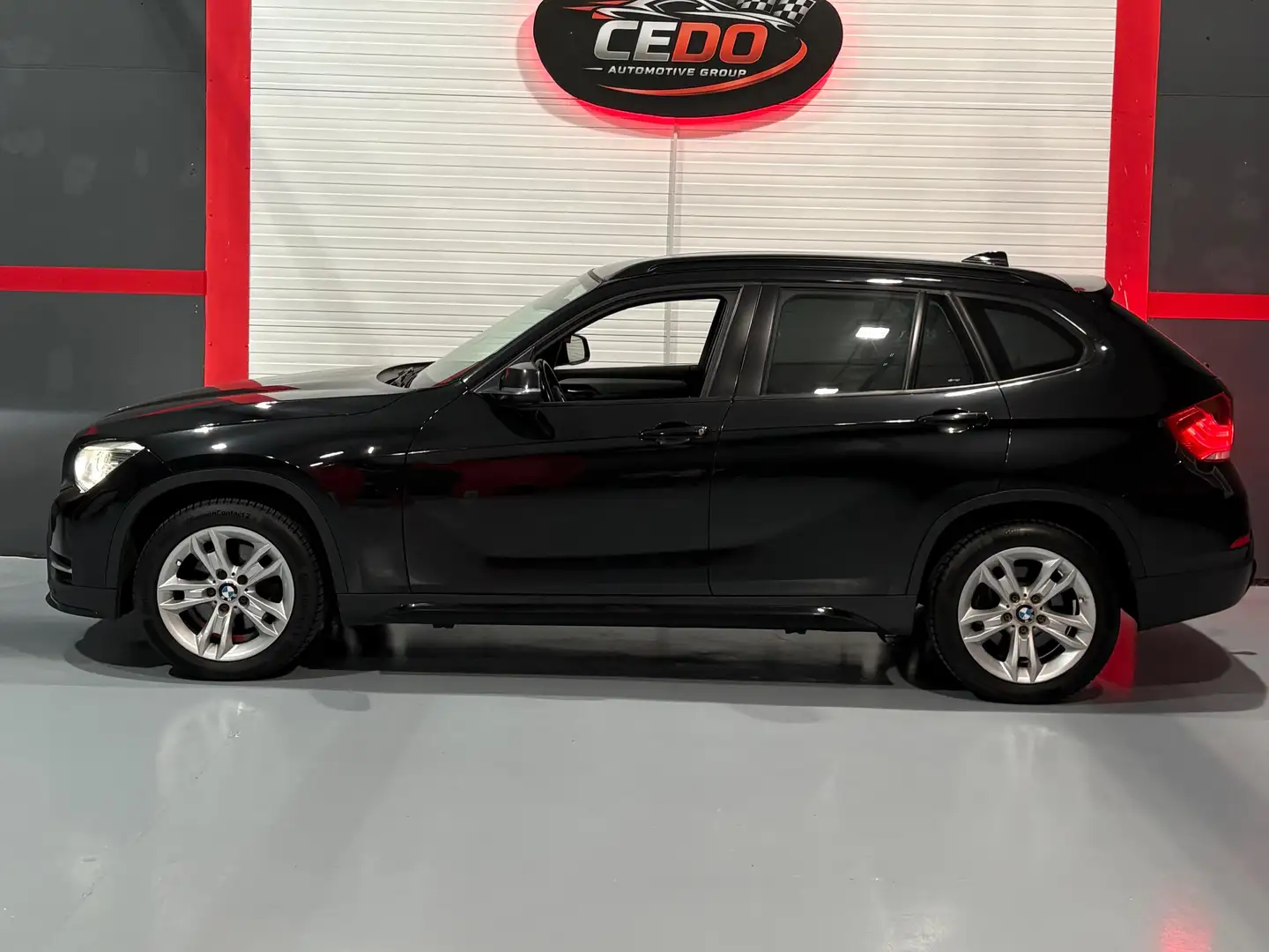 BMW X1 xDrive 18 d Schwarz - 2