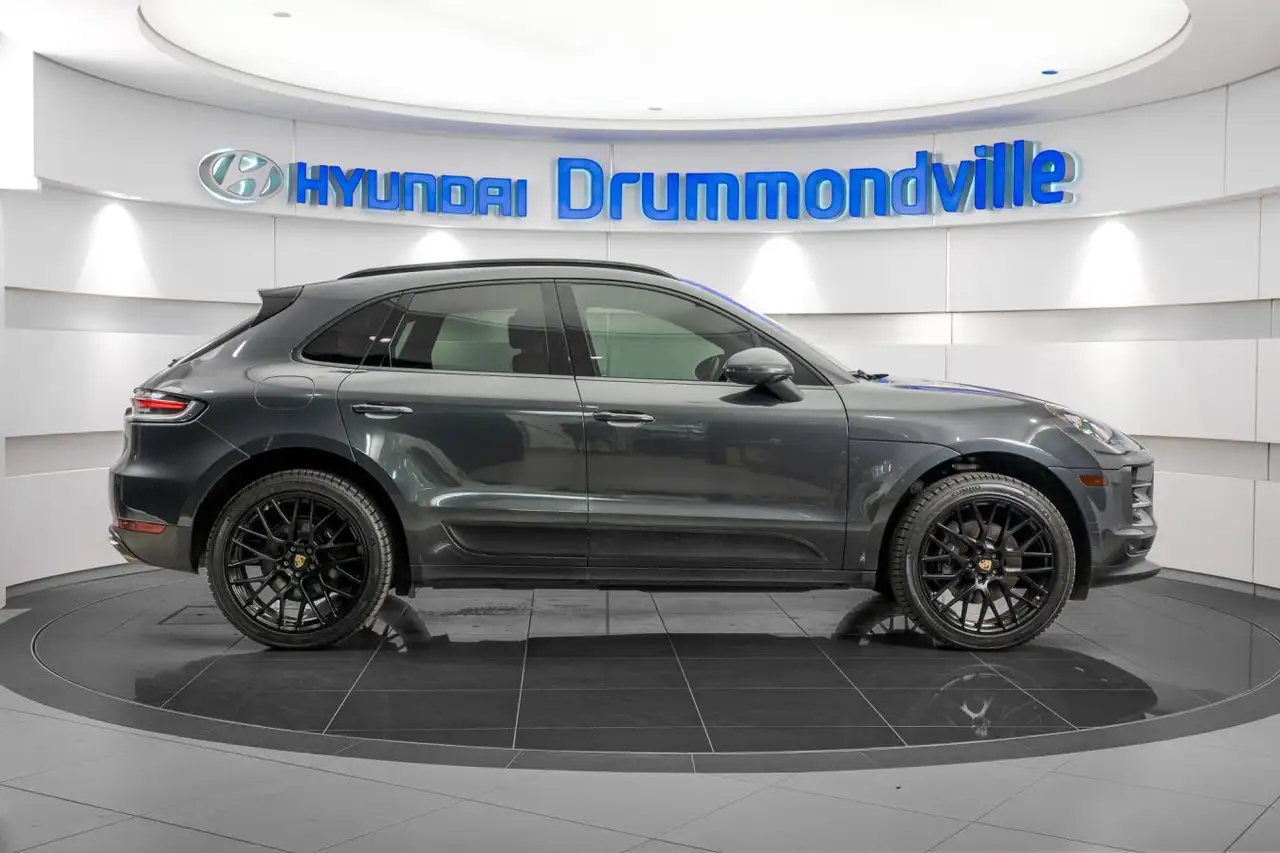 Porsche Macan photo Porsche Macan