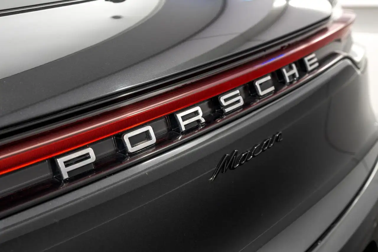 Porsche Macan photo Porsche Macan