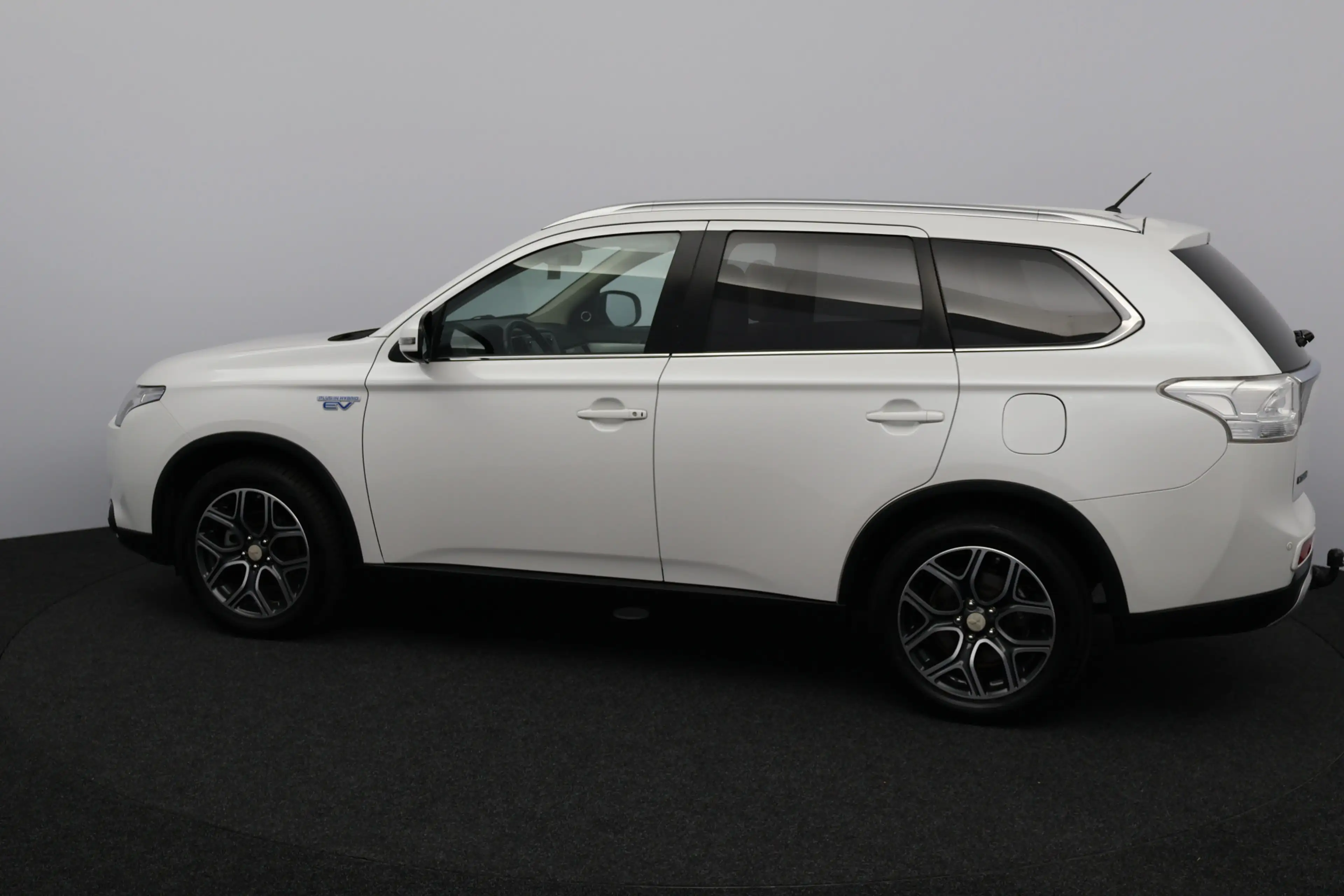 Mitsubishi Outlander 2.0 PHEV Instyle X-Line/ Schuif-Kanteldak!/ Automa — photo 3
