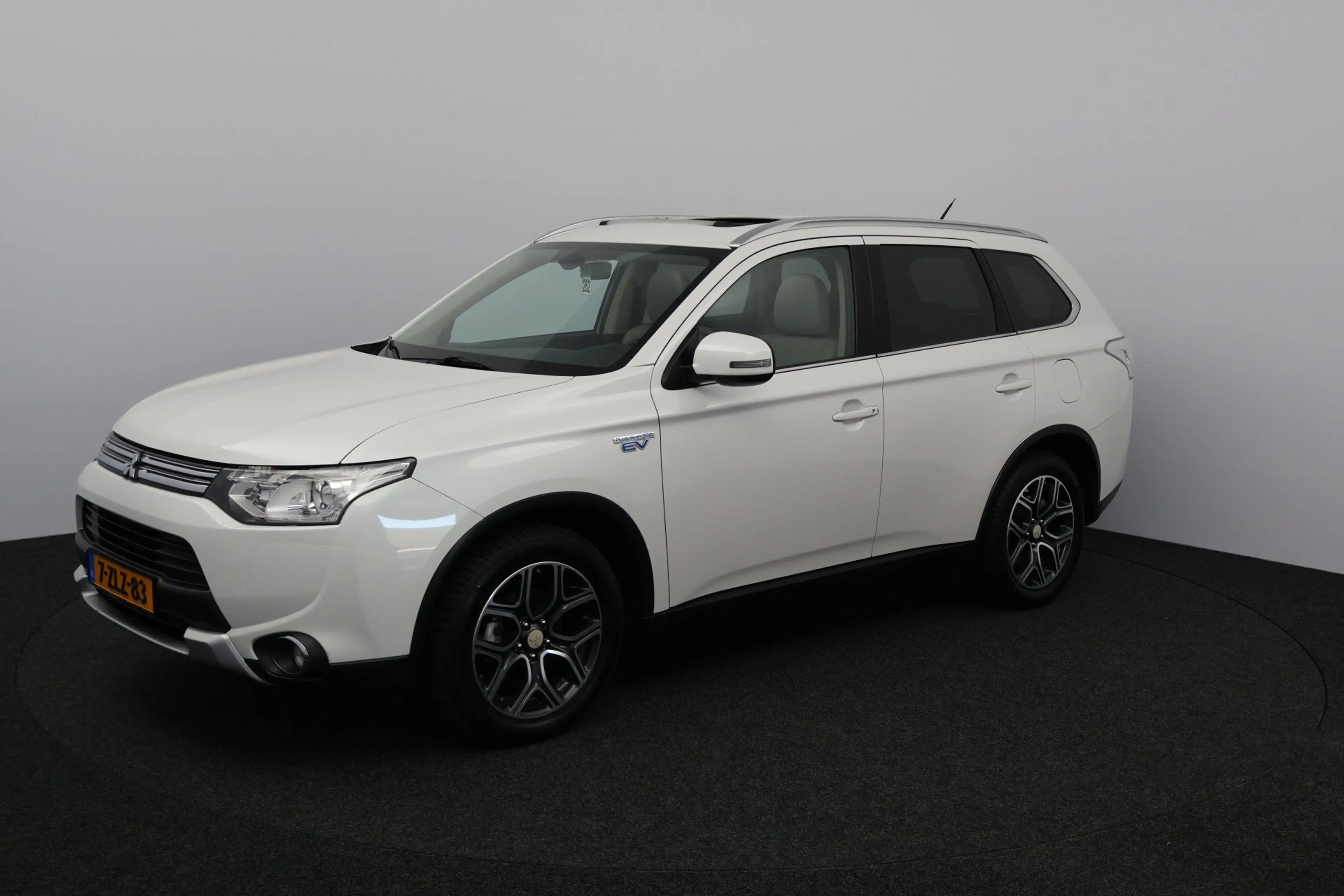 Mitsubishi Outlander 2.0 PHEV Instyle X-Line/ Schuif-Kanteldak!/ Automa — photo 5