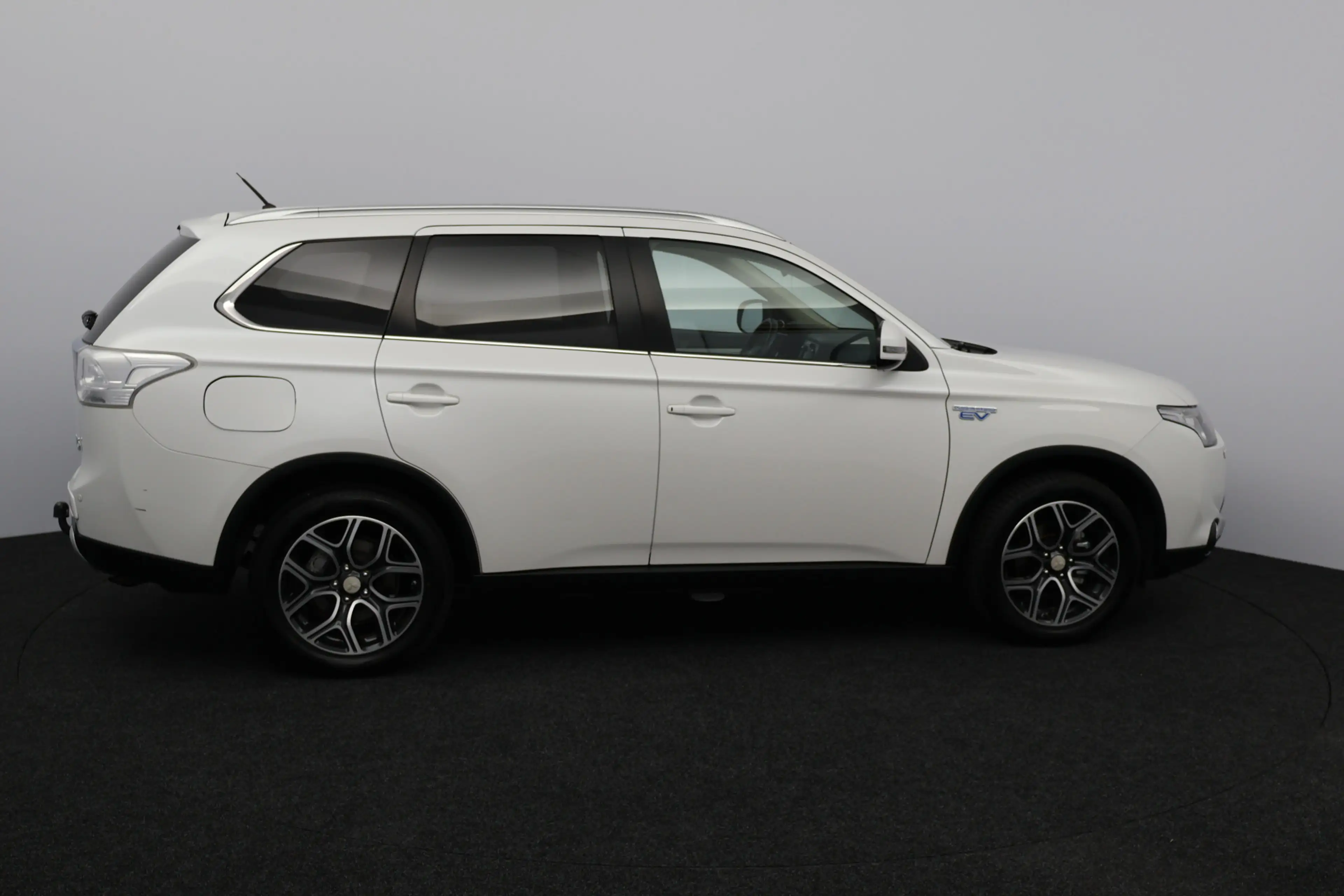 Mitsubishi Outlander 2.0 PHEV Instyle X-Line/ Schuif-Kanteldak!/ Automa — photo 10
