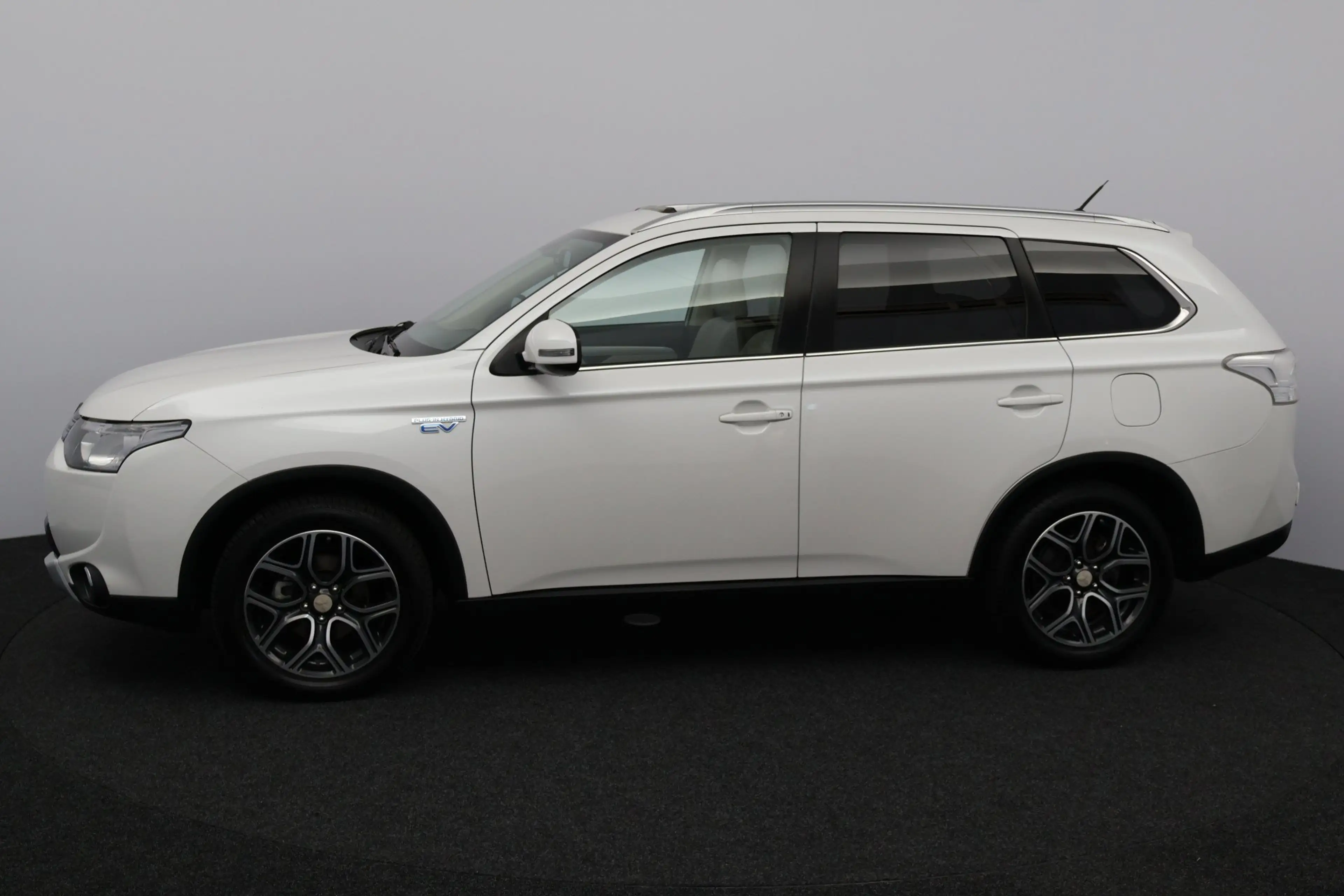Mitsubishi Outlander 2.0 PHEV Instyle X-Line/ Schuif-Kanteldak!/ Automa — photo 4