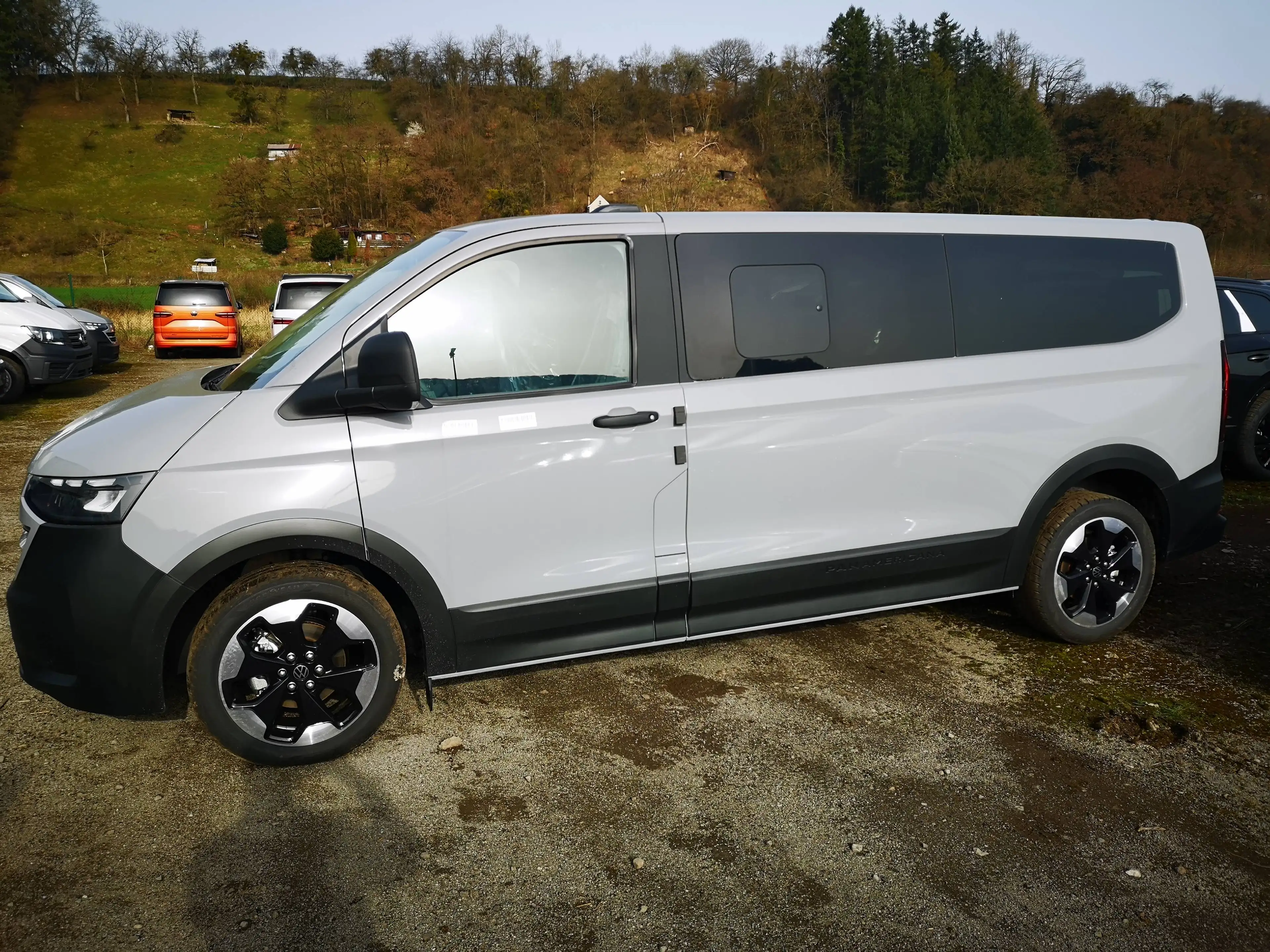 Volkswagen T7 Kombi NSN, inkl. 70L Tank, Clima & abgedunkelte Scheiben ab der B-Säule — photo 3